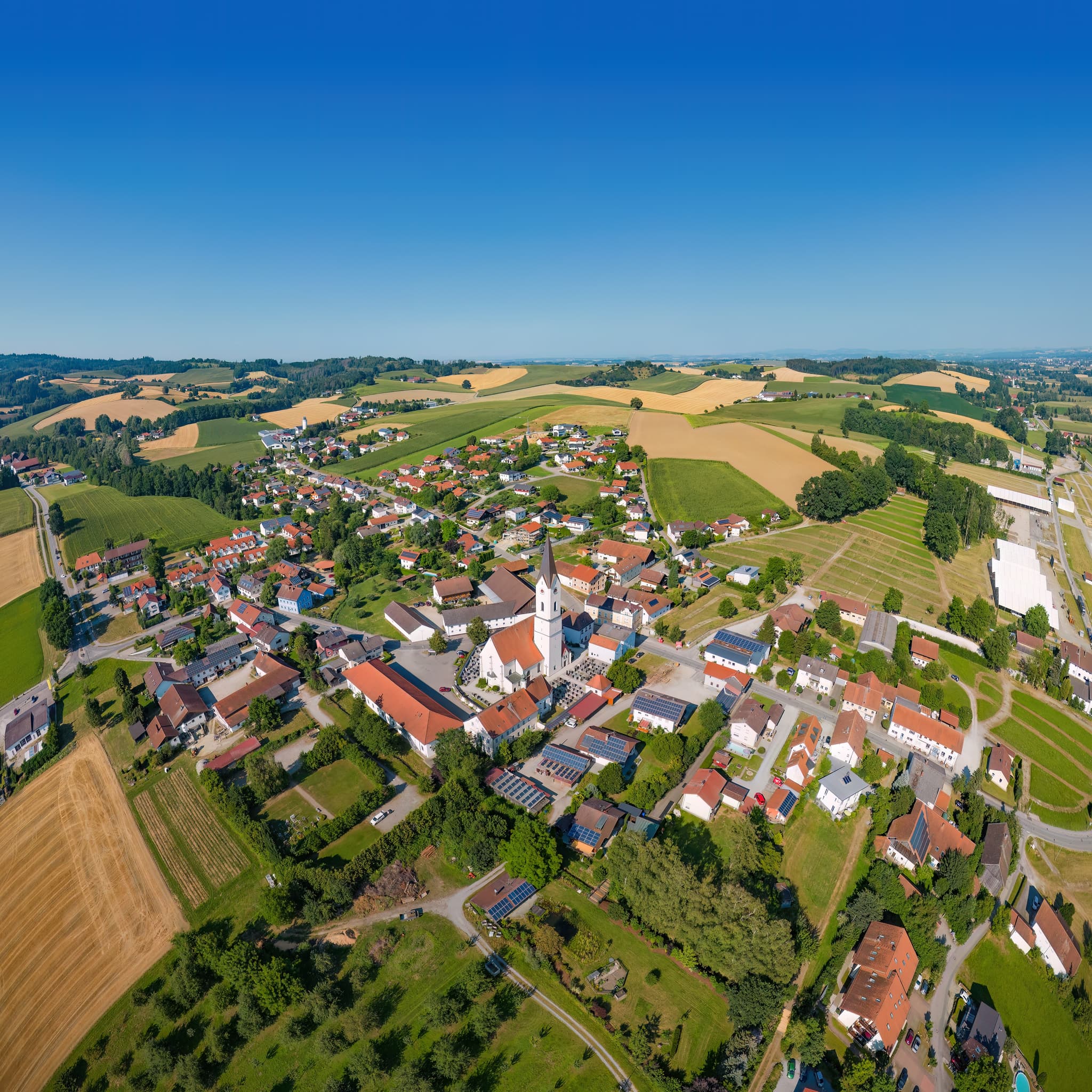 Luftbild von Karpfham und Bad Griesbach im Landkreis Passau, Niederbayern, Deutschland. Die Region Bäderdreieck zeigt sich von ihrer schönsten Seite.