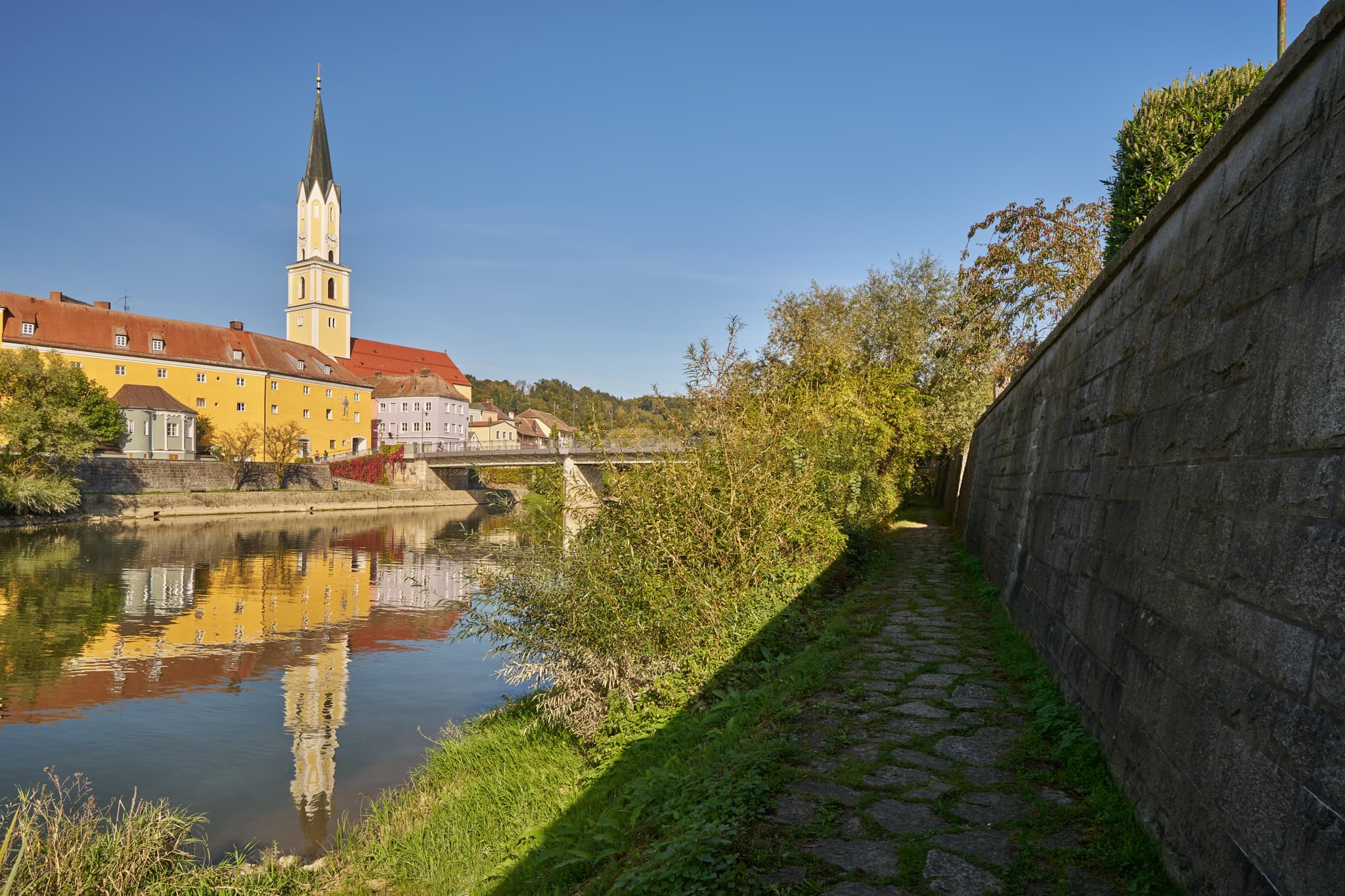 Die Stadtansicht von Vilshofen an der Vils im Landkreis Passau, Niederbayern, Deutschland. Ein malerischer Blick im Donau-Wald auf historische Architektur.