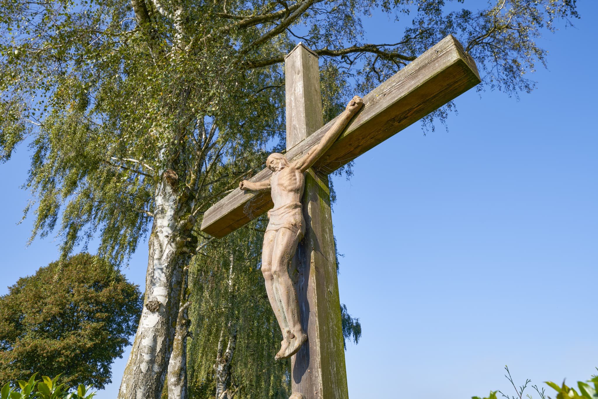 Holzkreuz mit einer Christusfigur am St.-Rupert-Pilgerweg bei Wallner a.d. Osterwies, Altötting, Oberbayern, Region Inn-Salzach, Bayern, Deutschland.