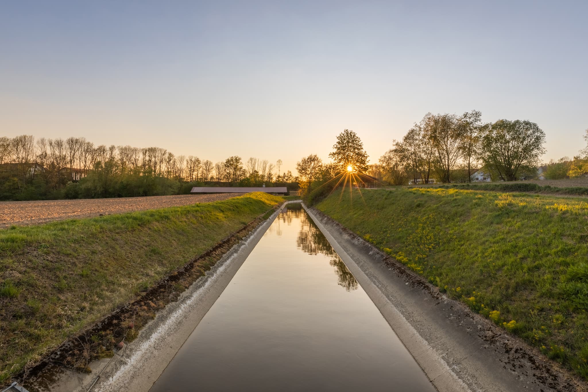 Der Isenkanal bei Aufham in Winhöring, Landkreis Altötting, Oberbayern, Deutschland. Ein idyllisches Landschaftsmotiv im Inn-Salzach-Gebiet.