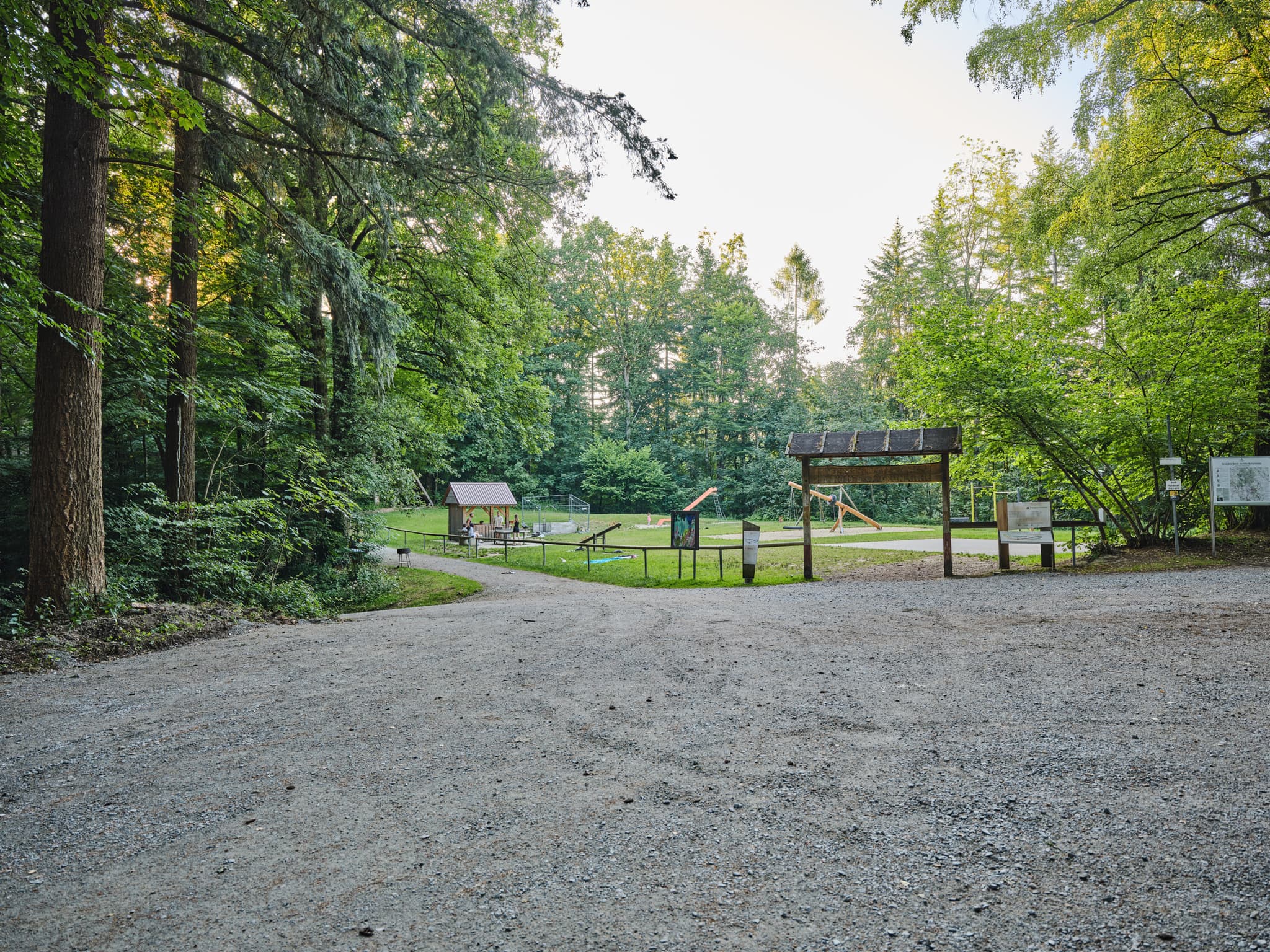 Parkplatz Waldwunderwelt in Bad Griesbach, Landkreis Passau, Niederbayern, Bayern. Das Bild zeigt einen Waldweg mit Spielplatz.  Bayerischer Wald. Deutschland.