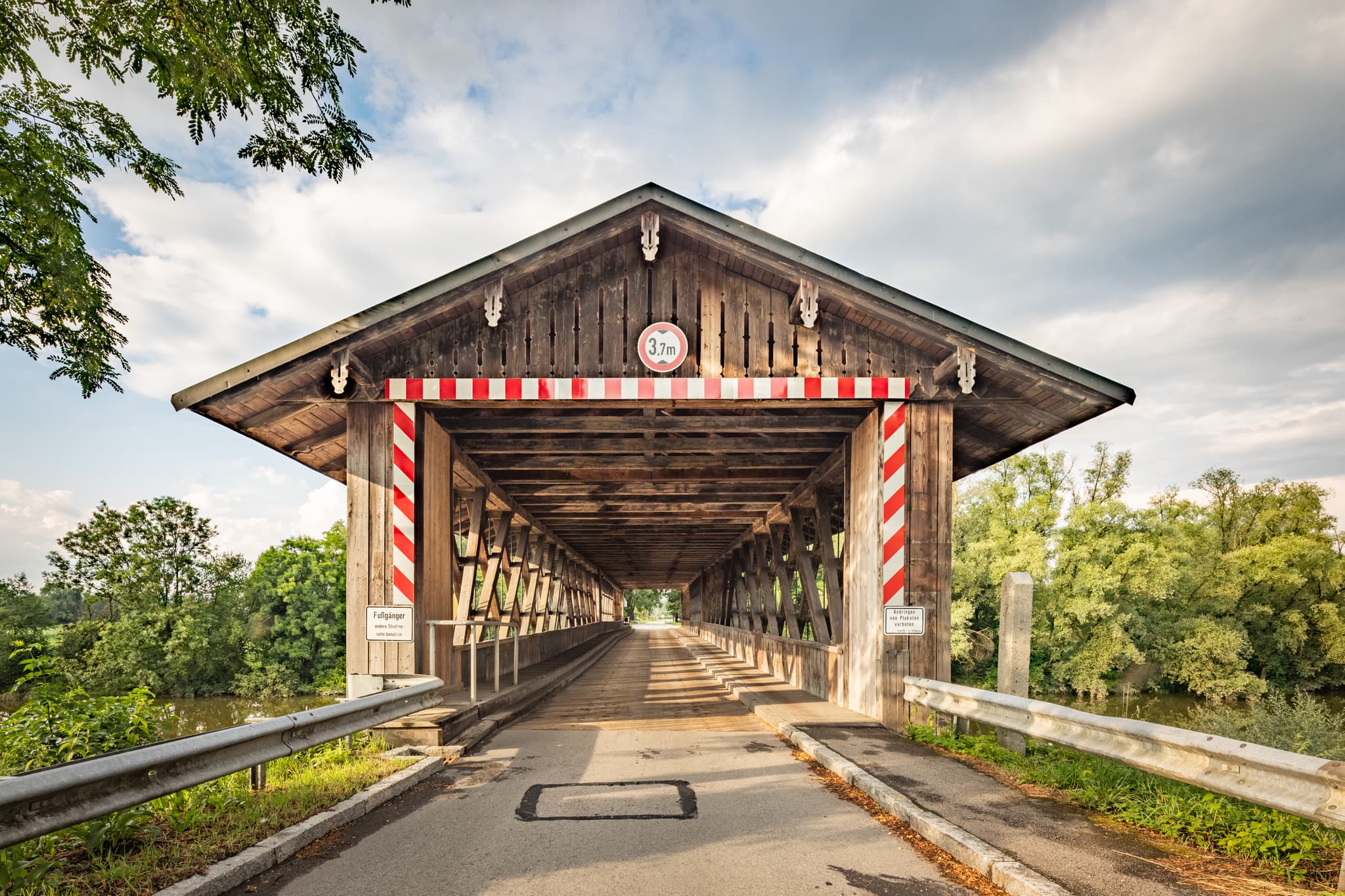 Holzbrücke Rottbrücke in Mittich, Gemeinde Neuhaus am Inn, Landkreis Passau. Dieses Bauwerk prägt die Landschaft im Donau-Wald in Niederbayern, Deutschland.