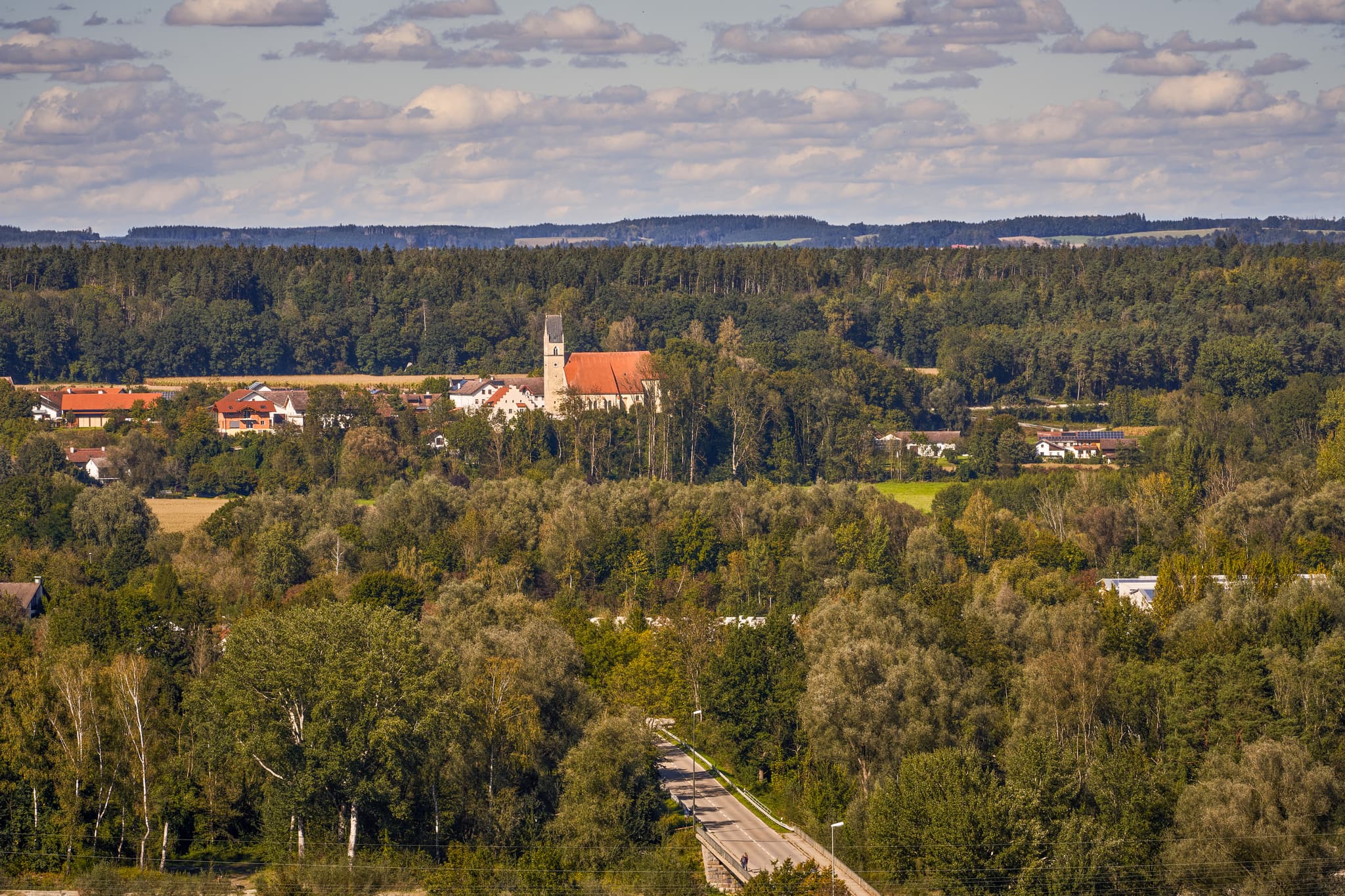 Panoramaaussicht vom Schlossberg bei Kraiburg auf Pürten und Waldlandschaft im Landkreis Mühldorf am Inn, Oberbayern, Region Inn-Salzach, Deutschland.