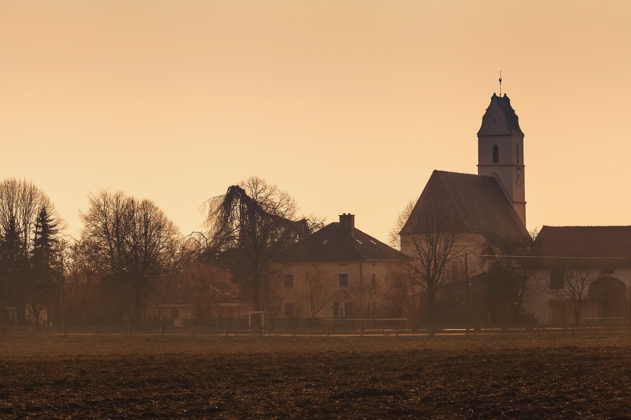 Wallfahrtskirche Mariä Heimsuchung in Unterholzhausen, Landkreis Altötting, Landschaftsbild im Abendlicht.