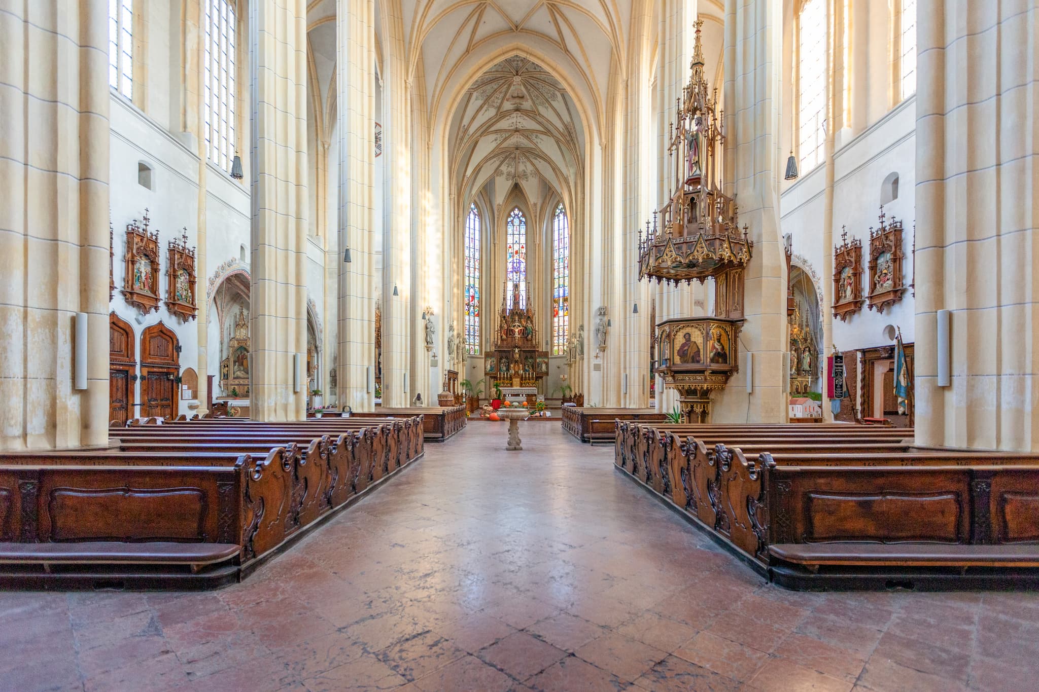 Pfarrkirche St. Nikolaus, Neuötting, Altötting, Oberbayern. Gotische Kirche der Region Inn-Salzach, Deutschland, mit hohen Säulen und kunstvoller Kanzel.