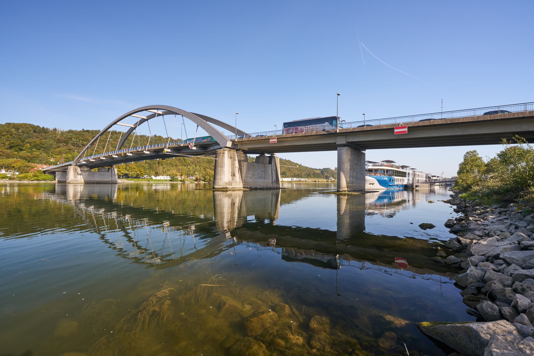 Blick auf den Donau Hafen in Vilshofen mit Brücke und Schiff, umgeben von der Landschaft des Landkreises Passau, Niederbayern. Region Donau-Wald in Deutschland.