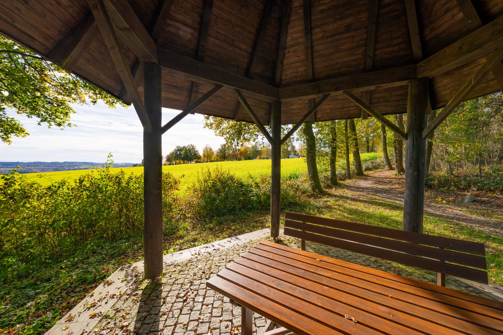 Herbstlicher Pavillon im Kurpark Bad Griesbach, Landkreis Passau, Niederbayern. Ein idyllischer Ort im Bäderdreieck, Deutschland, um die Natur zu genießen.