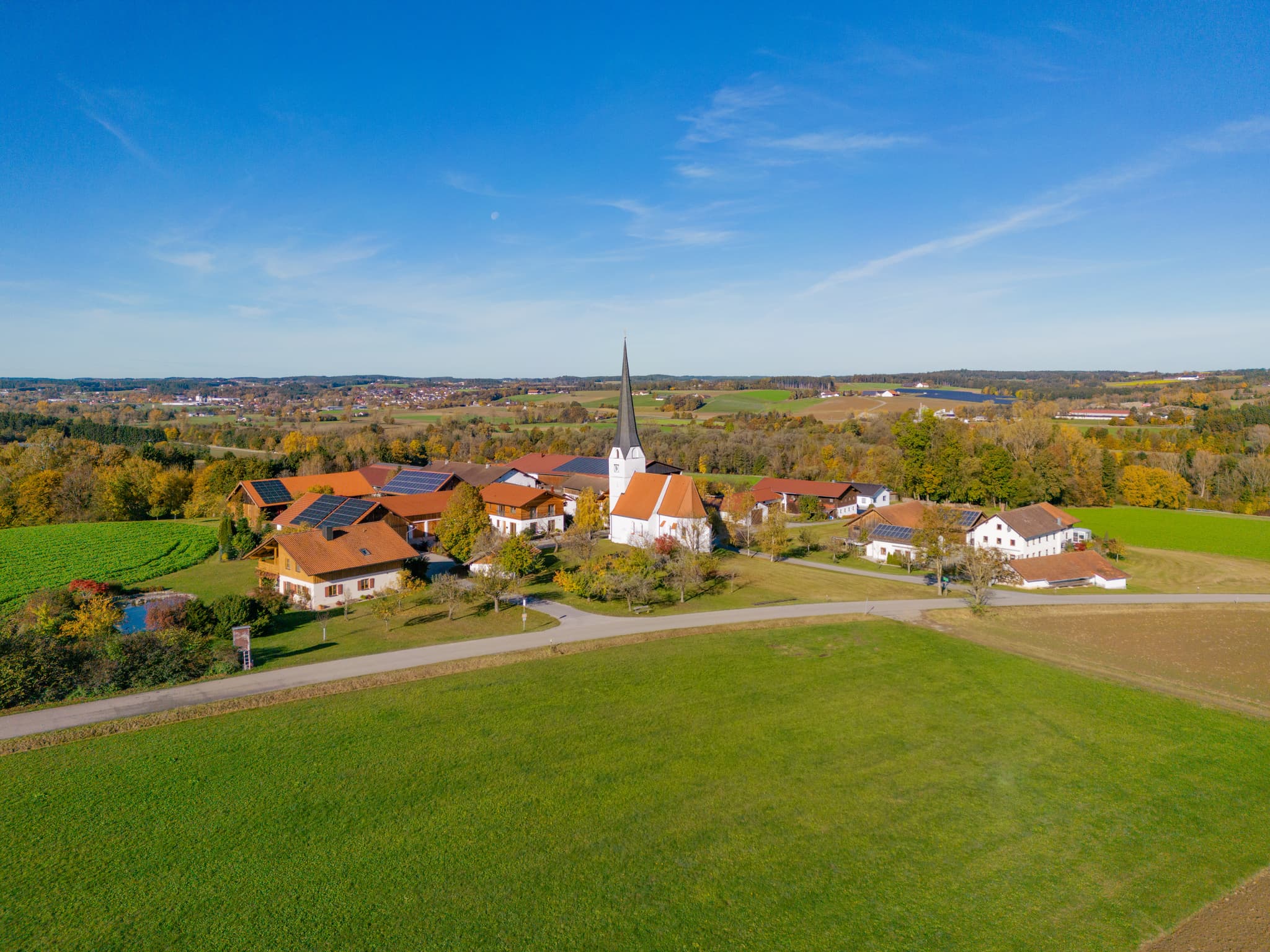 Landschaftsaufnahme von Rottenstuben bei Hebertsfelden mit der Kirche St. Jakobus im Holzland, Landkreis Rottal-Inn, Niederbayern, Deutschland.