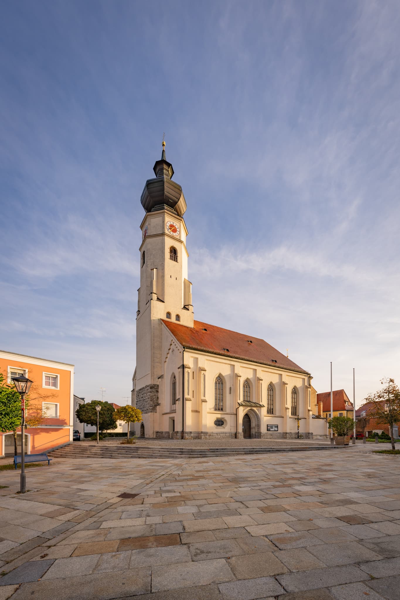 Pfarrkirche St. Stephanus in Triftern, Landkreis Rottal-Inn, Niederbayern, Holzland/Bäderdrieck, Bayern, Deutschland. Die Kirche prägt das Ortsbild.