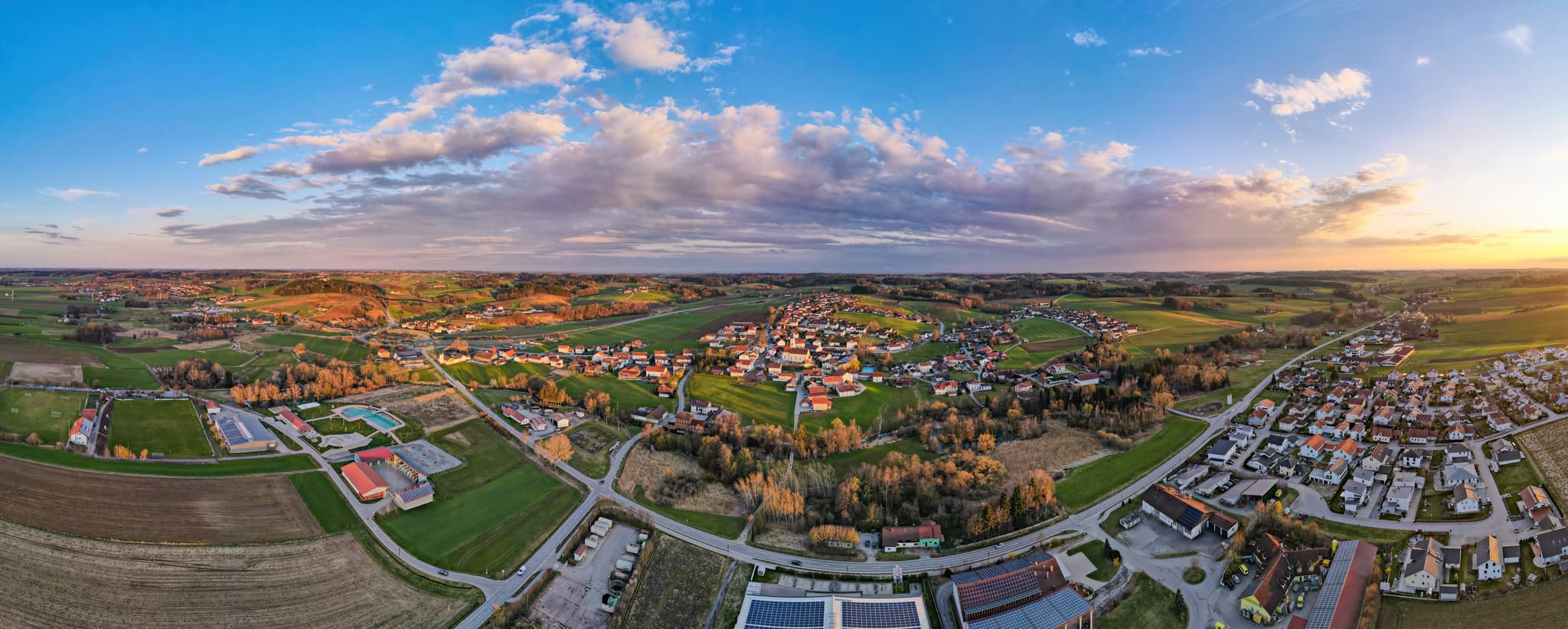 Panorama von Mitterskirchen in Niederbayern, Rottal-Inn, Deutschland. Sportpark, Industriegebiet, Siedlung