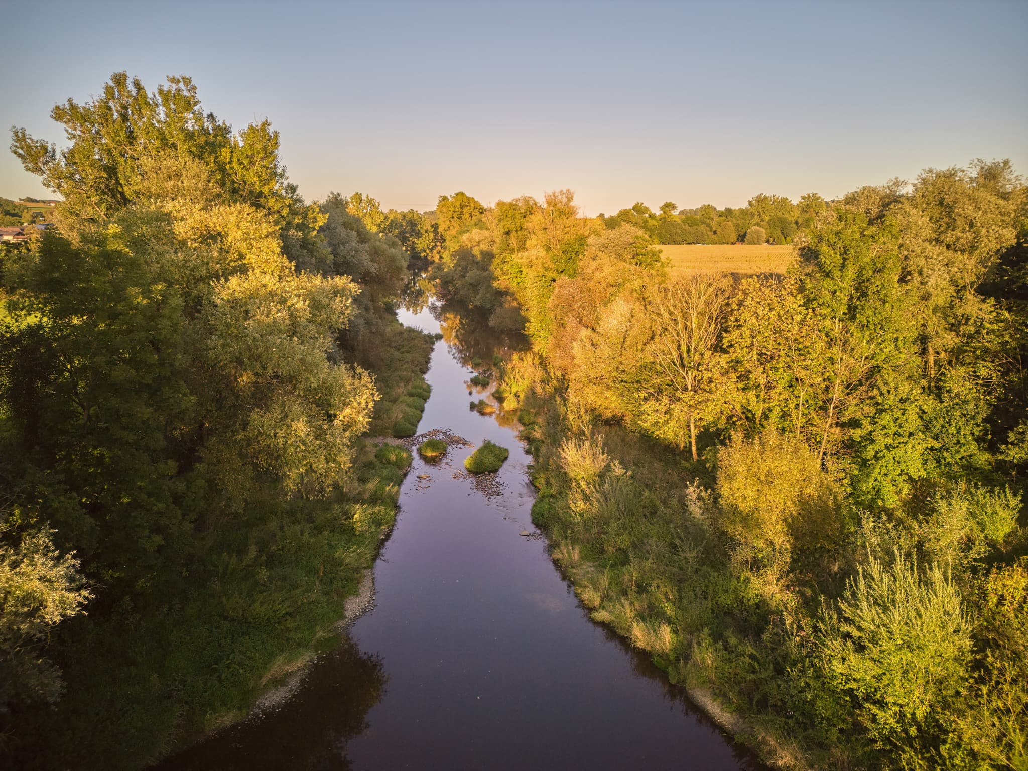 Wehr mit Wasserfall an der Rott bei Löfflmühle, Hebertsfelden, Landkreis Rottal-Inn, Niederbayern, Deutschland. Umgeben von grüner Natur im Holzland.