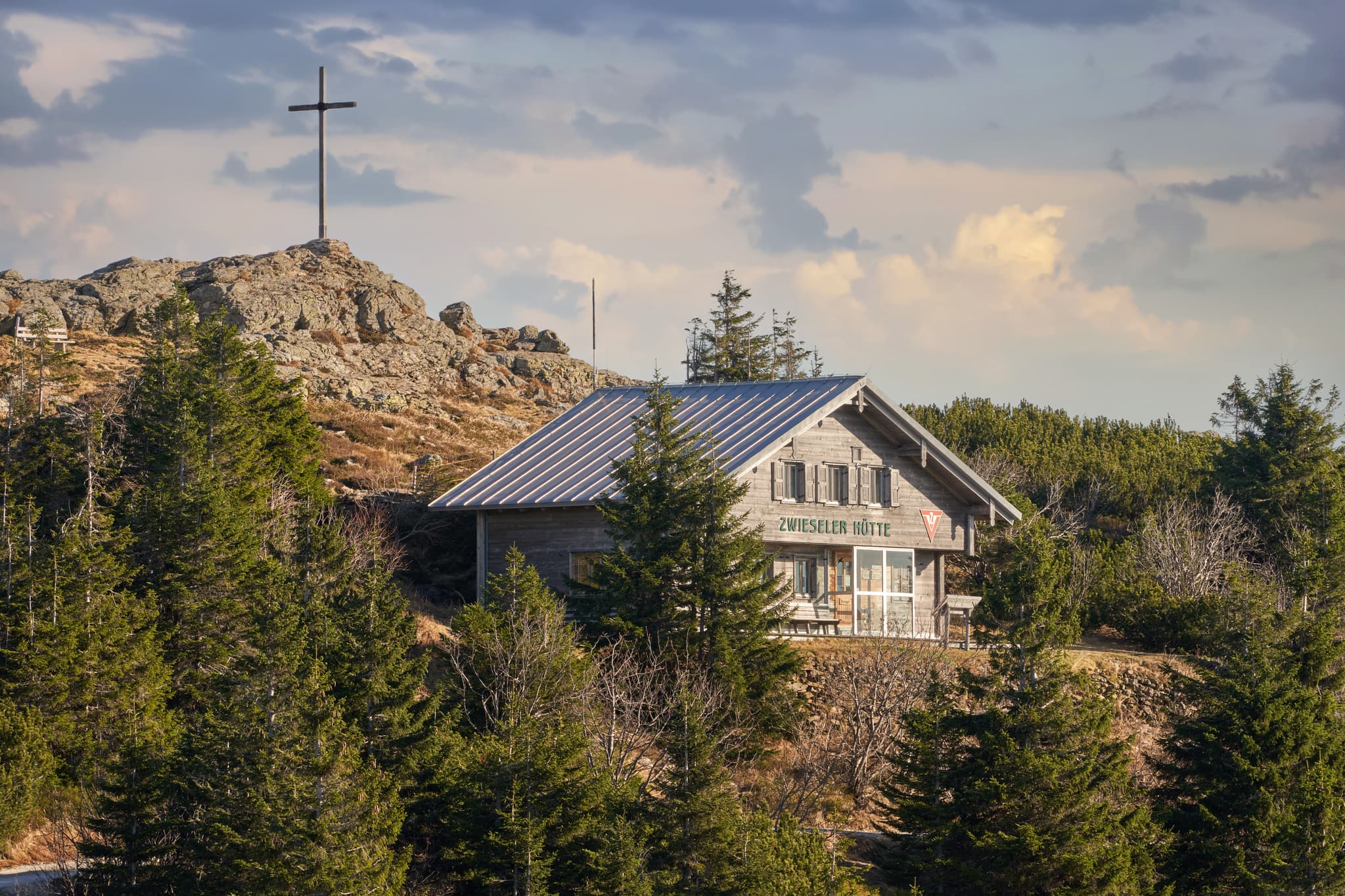 Zwieseler Hütte am Großen Arber, Bayerisch Eisenstein, Landkreis Regensburg, Oberpfalz, Deutschland. Berghütte vor Gipfelkreuz in Niederbayern.