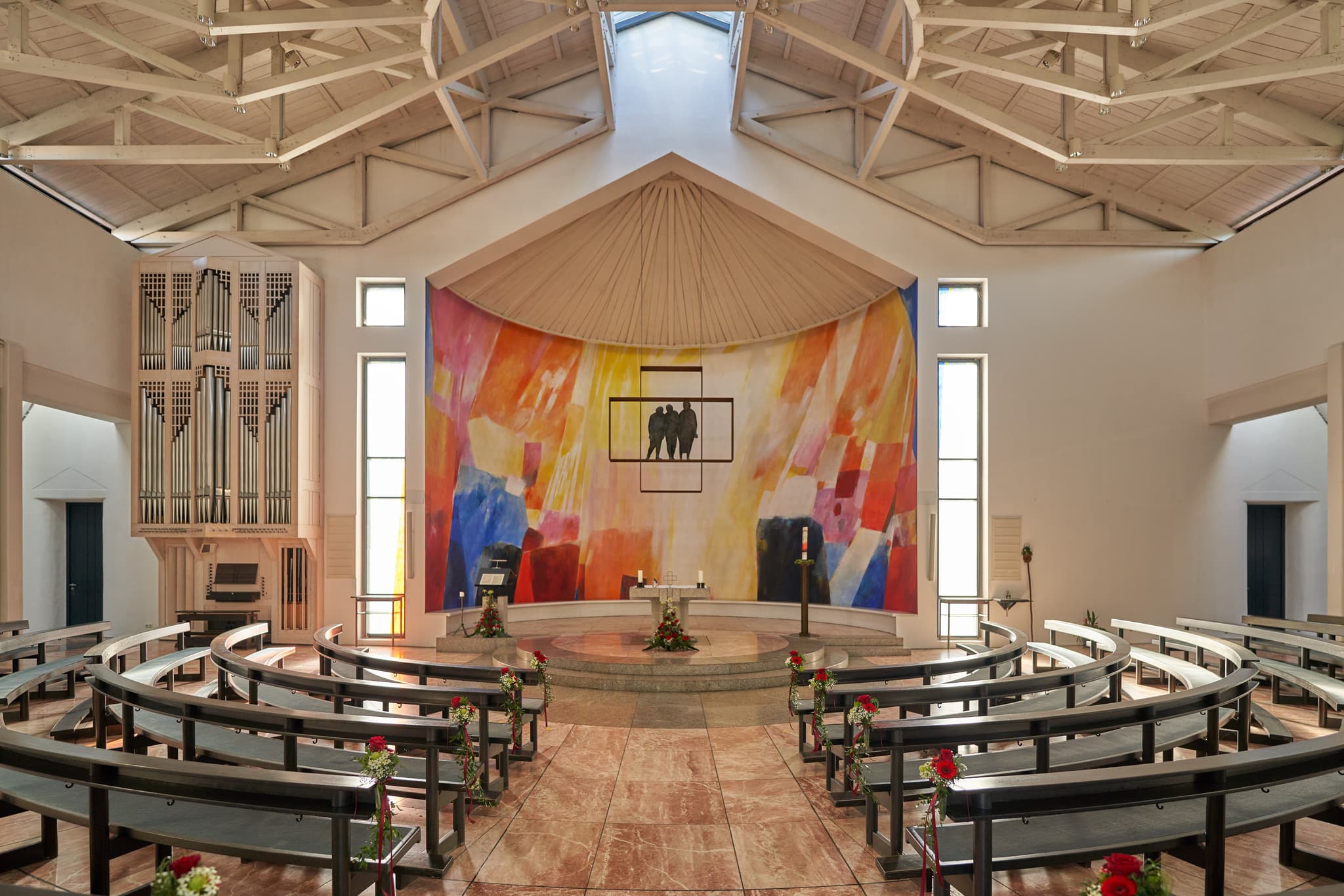 Die Emmauskirche in Bad Griesbach, Landkreis Passau, Niederbayern, gelegen im Bäderdreieck, ist eine moderne Kirche mit besonderem Interieur.