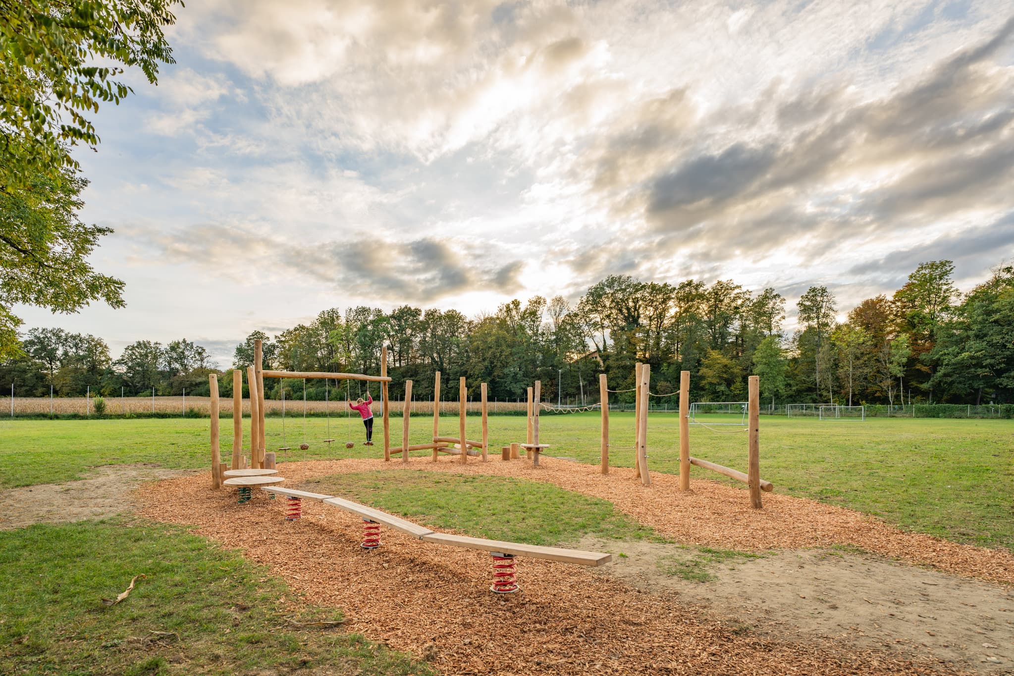 Motorikpark in Winhöring, Landkreis Altötting, Oberbayern, Deutschland. In der Region Inn-Salzach gelegen. Bewegungselemente in naturnaher Landschaft.