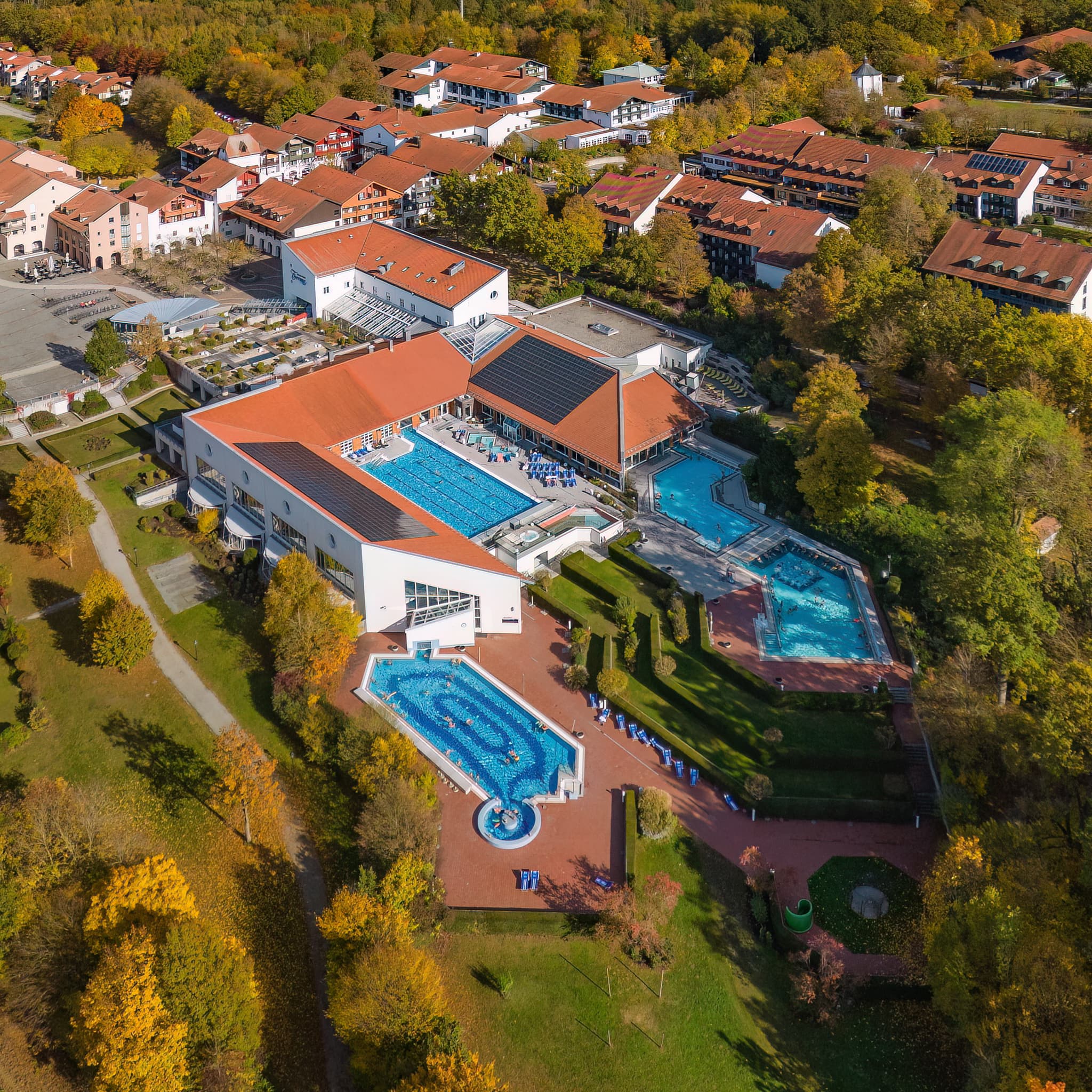 Luftbildaufnahme der Therme Bad Griesbach im Herbst. Das Bild zeigt die Außenanlagen mit Pools und die umliegende Landschaft. Landkreis Passau, Niederbayern.