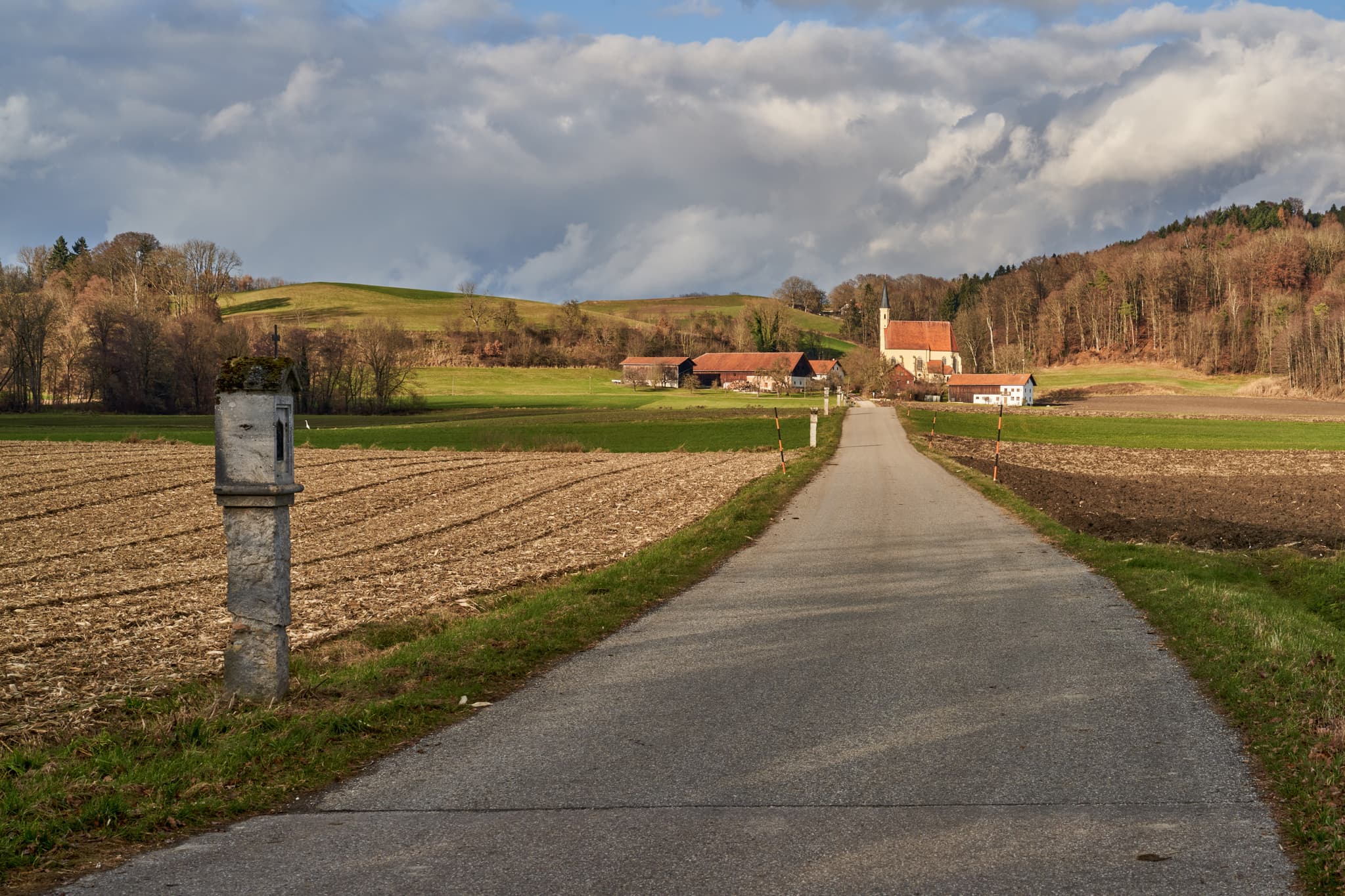 Wallfahrtskirche St. Anna und der Kreuzweg in Ering, Rottal-Inn, Niederbayern, Deutschland. Kirche inmitten einer ländlichen Landschaft mit Feldern und Wiesen