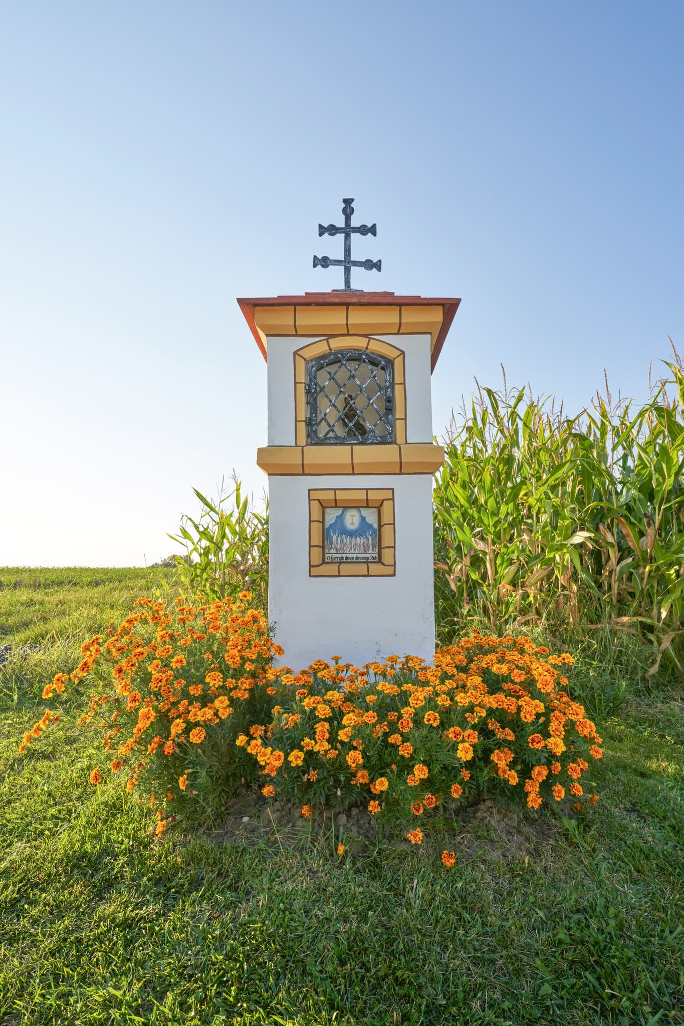 Bildstock am Wegrand, umgeben von Feldern bei Ofner, Oberschroffen, Unterneukirchen, Landkreis Altötting, Oberbayern, Inn-Salzach, Deutschland.