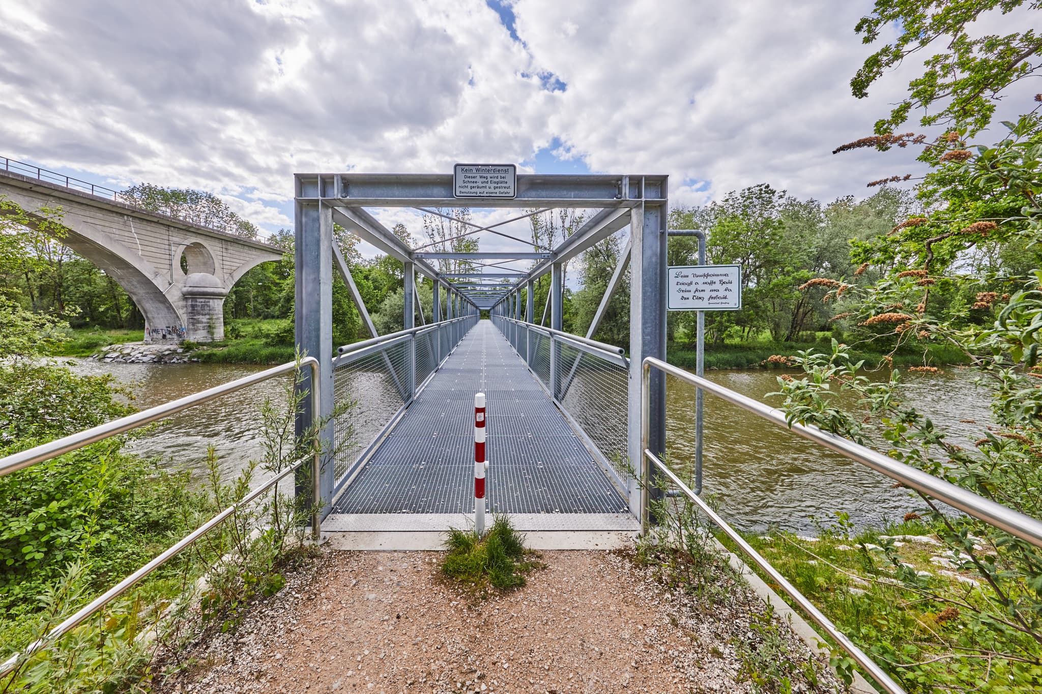 Neue Fahrrad- und Fußgängerbrücke in Garching, Altötting, Oberbayern. Sie überspannt die Alz in der Inn-Salzach Region Deutschlands.