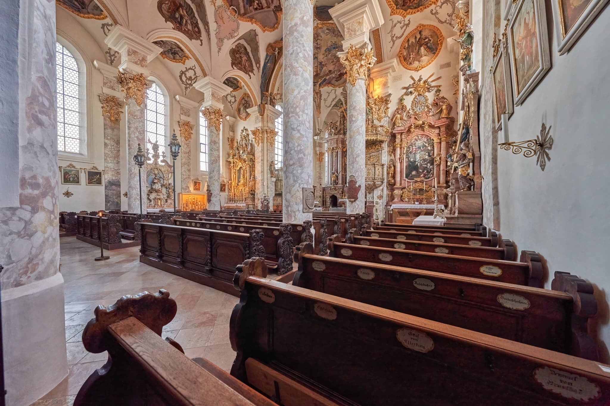 Prächtige Innenansicht der Kirche Mariä Himmelfahrt in Feichten, Altötting, Oberbayern, Inn-Salzach. Zeigt detailreiche barocke Architektur, Säulen und Altäre.