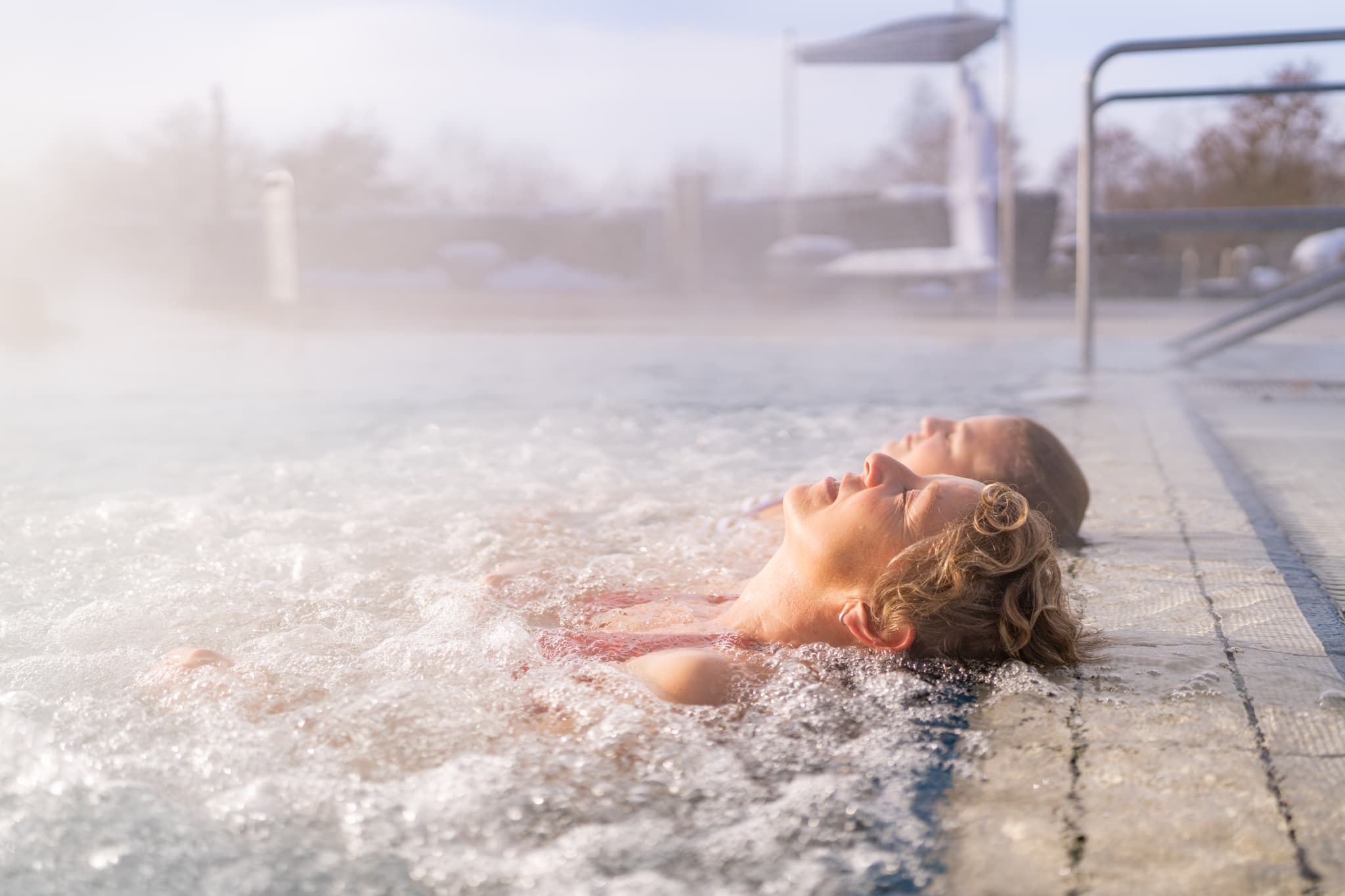 Entspannung im dampfenden Thermalwasser der Wohlfühltherme Bad Griesbach. Gelegen im Landkreis Passau, Niederbayern, Region Donau-Wald, Deutschland.