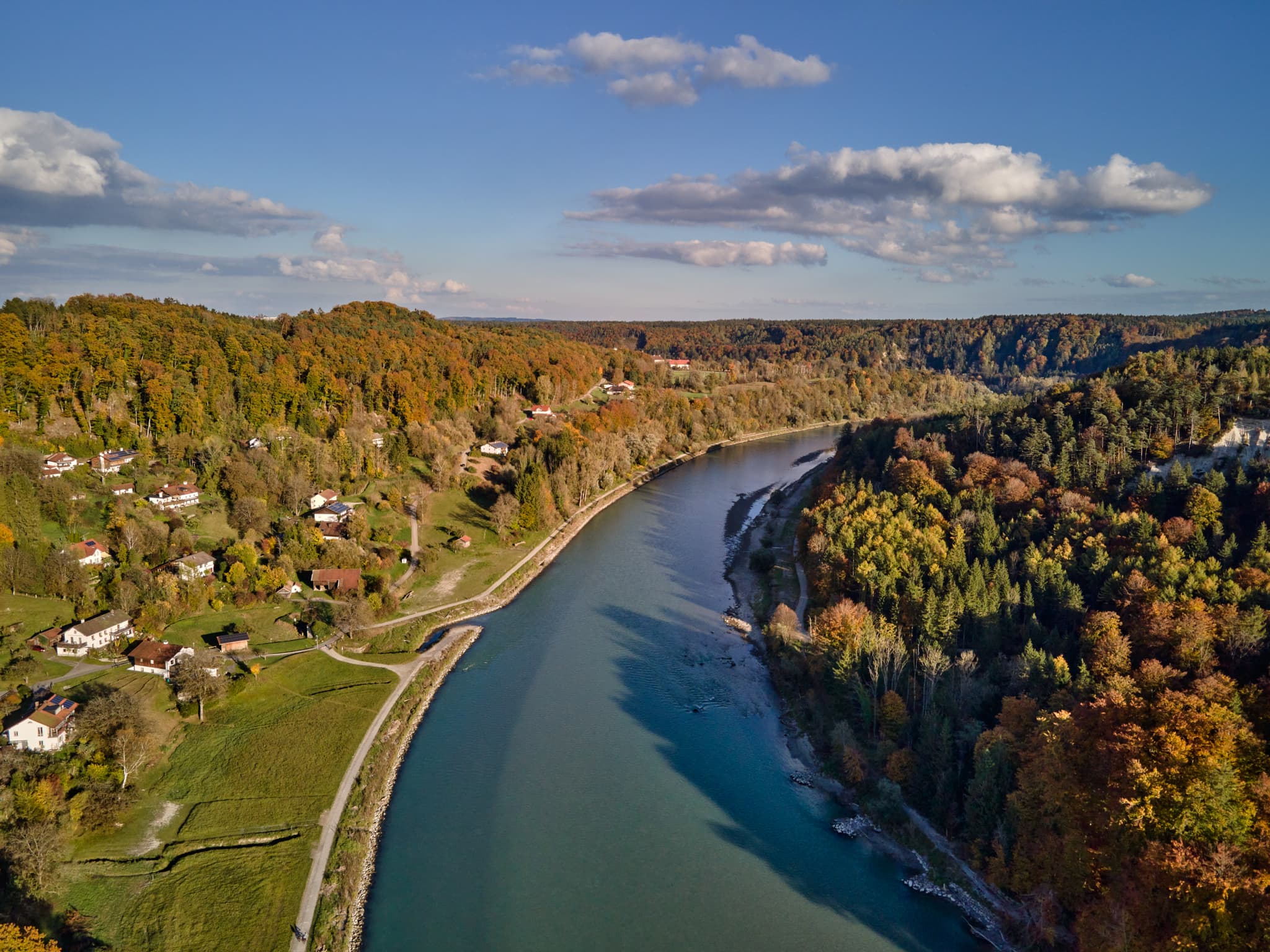 Unterhadermark und Salzach bei Burgkirchen im Landkreis Altötting, Oberbayern. Eine weite Landschaft der Inn-Salzach Region.