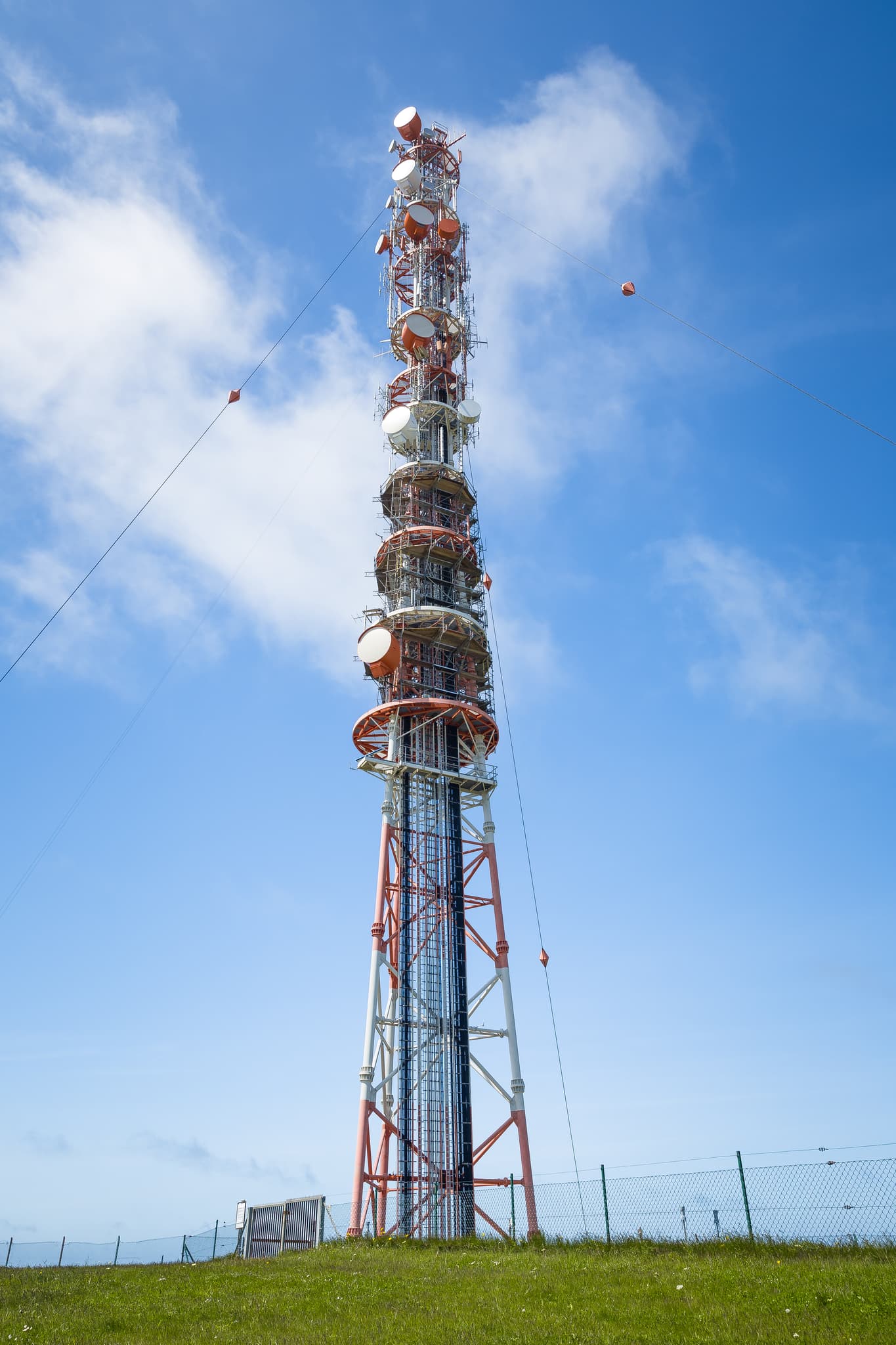 Sendemast auf der Insel Helgoland an der Nordseeküste. Gelegen im Landkreis Pinneberg, Schleswig-Holstein, Deutschland. Markantes Wahrzeichen der Region.