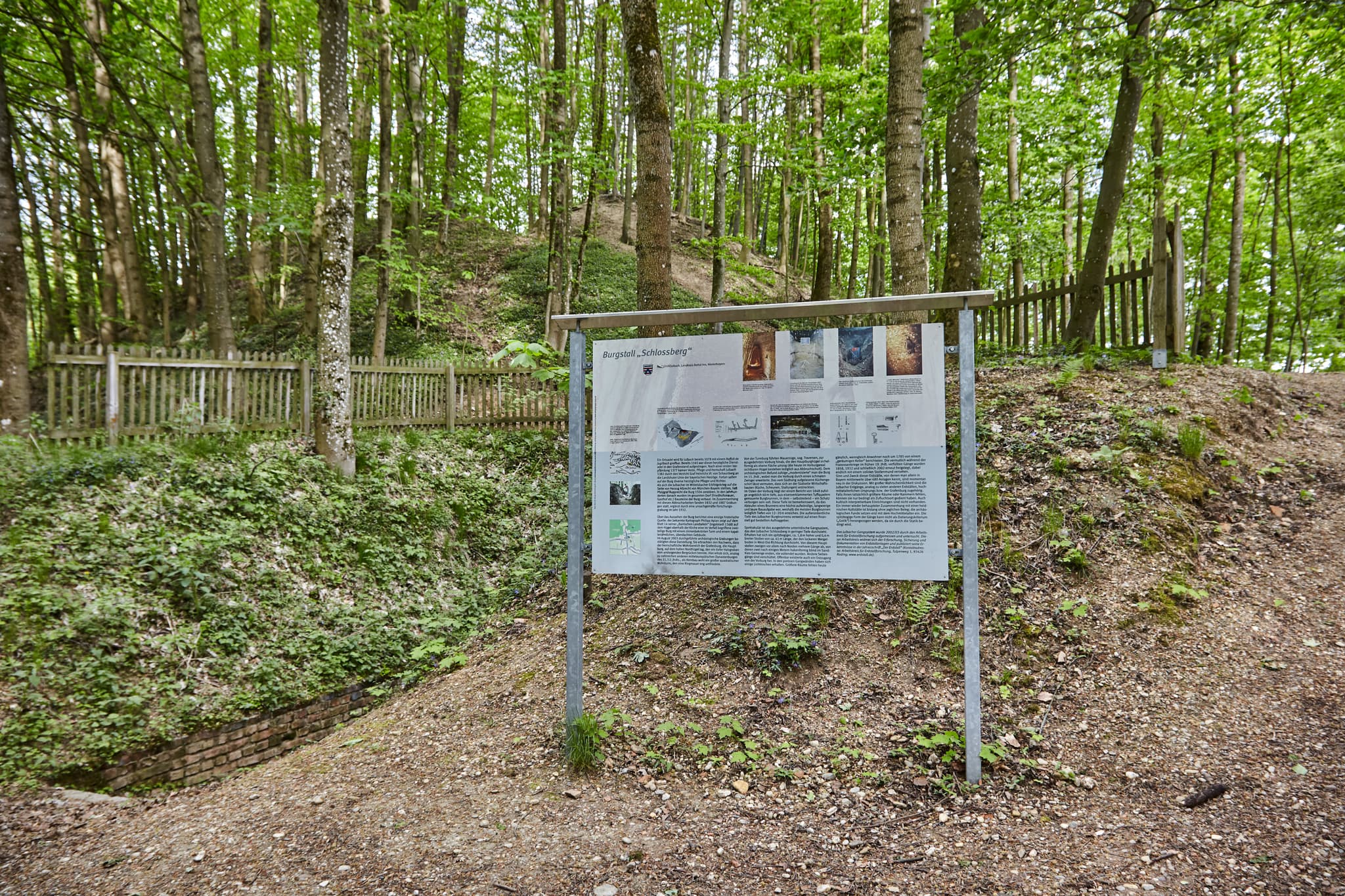 Infotafel auf dem Schlossberg in Julbach, Gemeinde Julbach, Landkreis Rottal-Inn, Niederbayern, Holzland, Bayern, Deutschland.