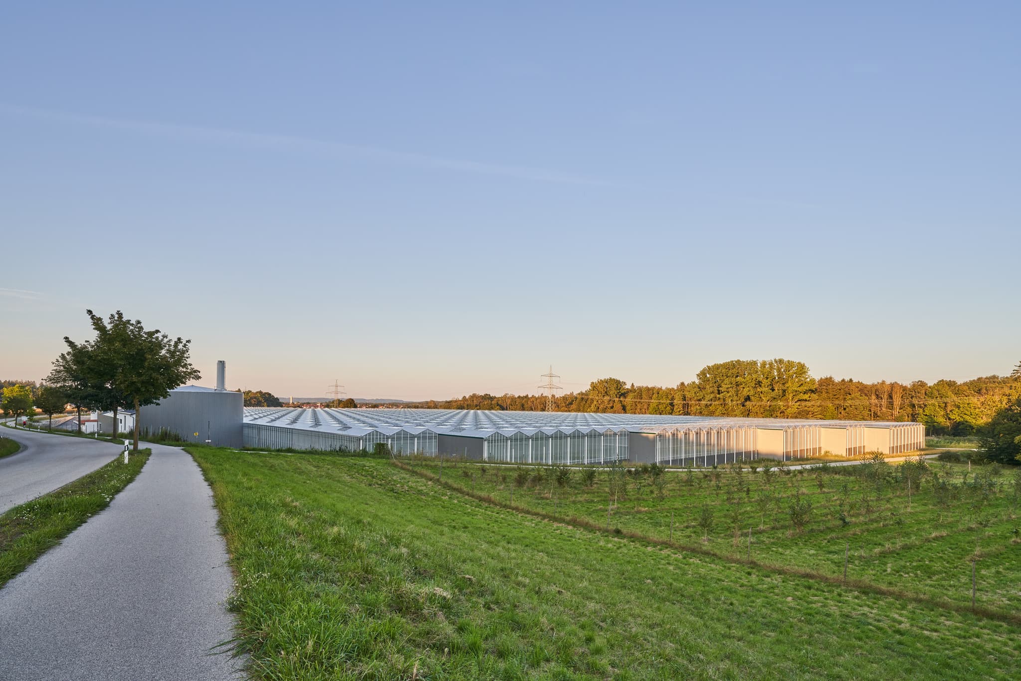 Modernes Gewächshaus in Emmerting, Landkreis Altötting, Oberbayern, Deutschland, Region Inn-Salzach inmitten ländlicher Umgebung.