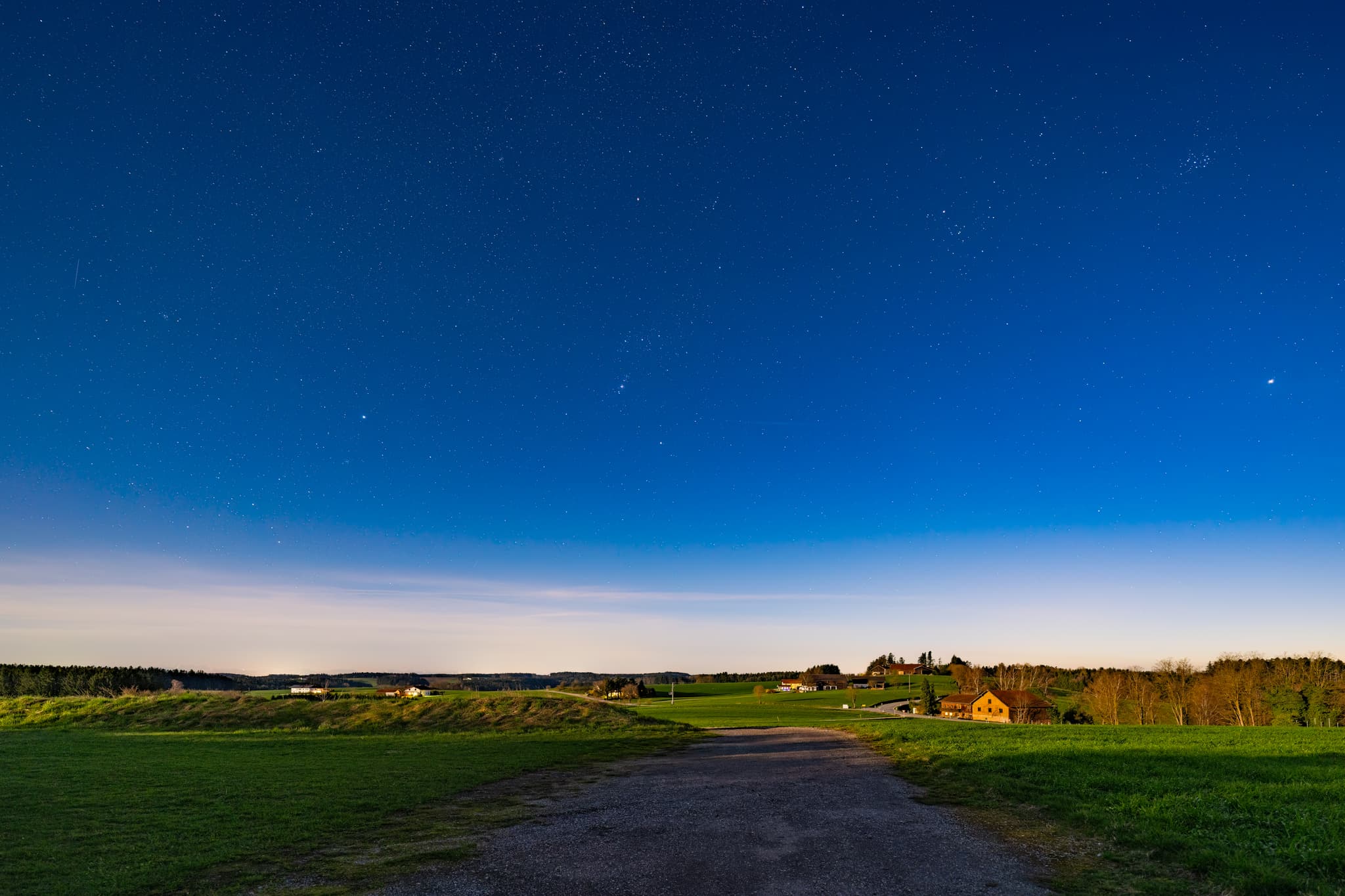 Nachtlandschaft in Vorleiten Richtung Westen, Wurmannsquick, Rottal-Inn, Niederbayern. Holzland, Deutschland.