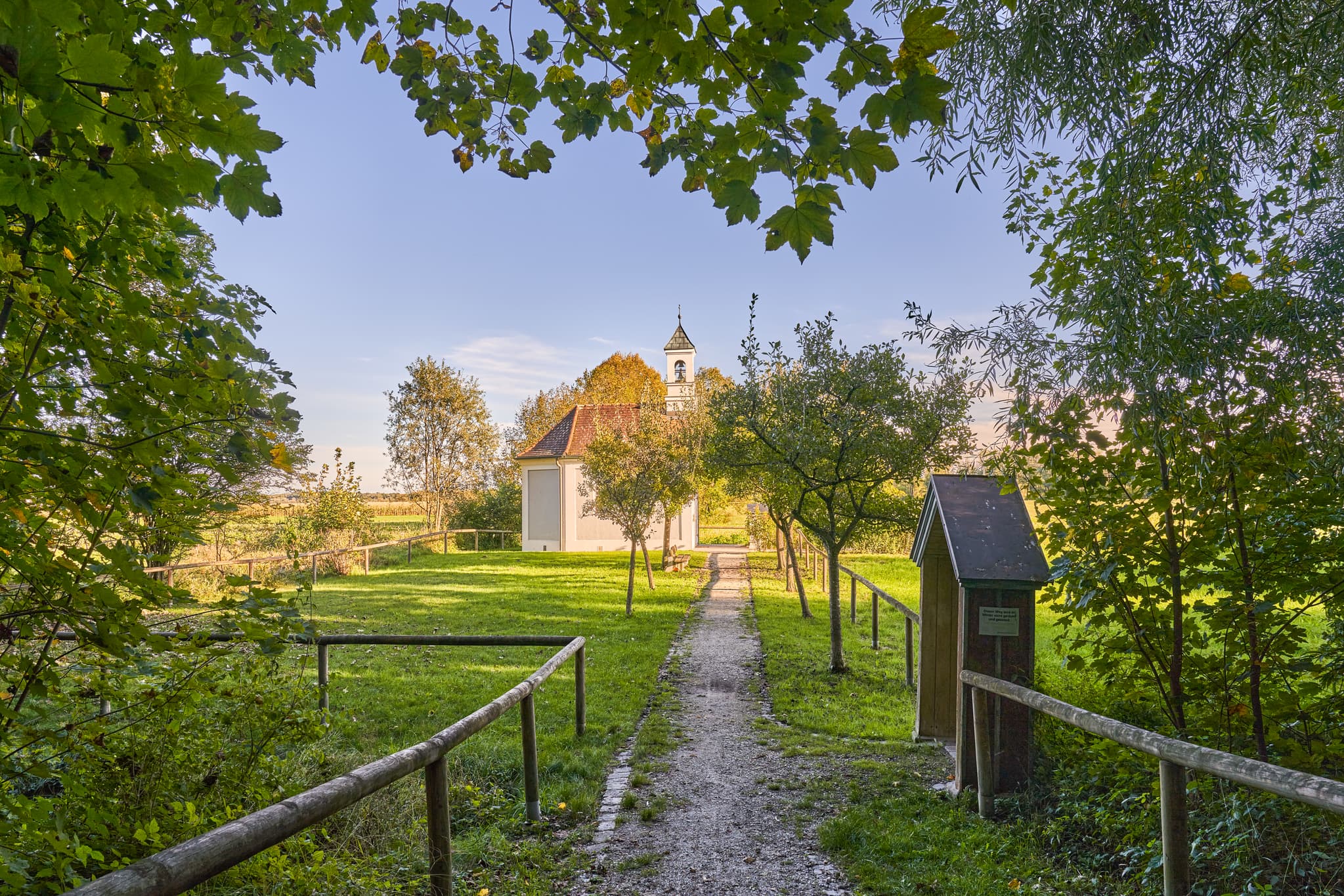 Kronwidl Kapelle in Ecksberg Altmühldorf, Landkreis Mühldorf am Inn, Oberbayern, Inn-Salzach, Deutschland. Ein idyllische Kapelle umgeben von Natur.