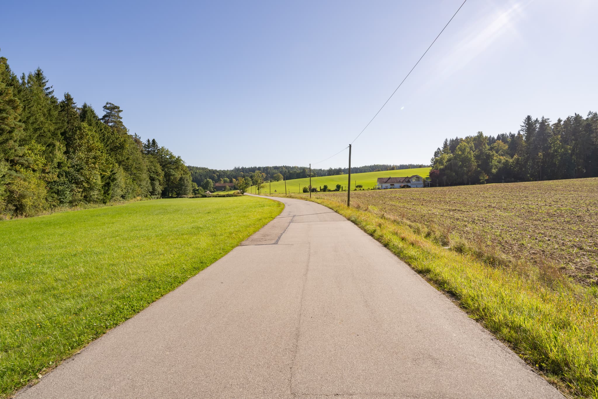 Umgebung von Lengham in Johanniskirchen, Rottal-Inn, Niederbayern, Deutschland, zeigt eine ländliche Szene mit Feldern, Wäldern und einem Weg im Holzland.