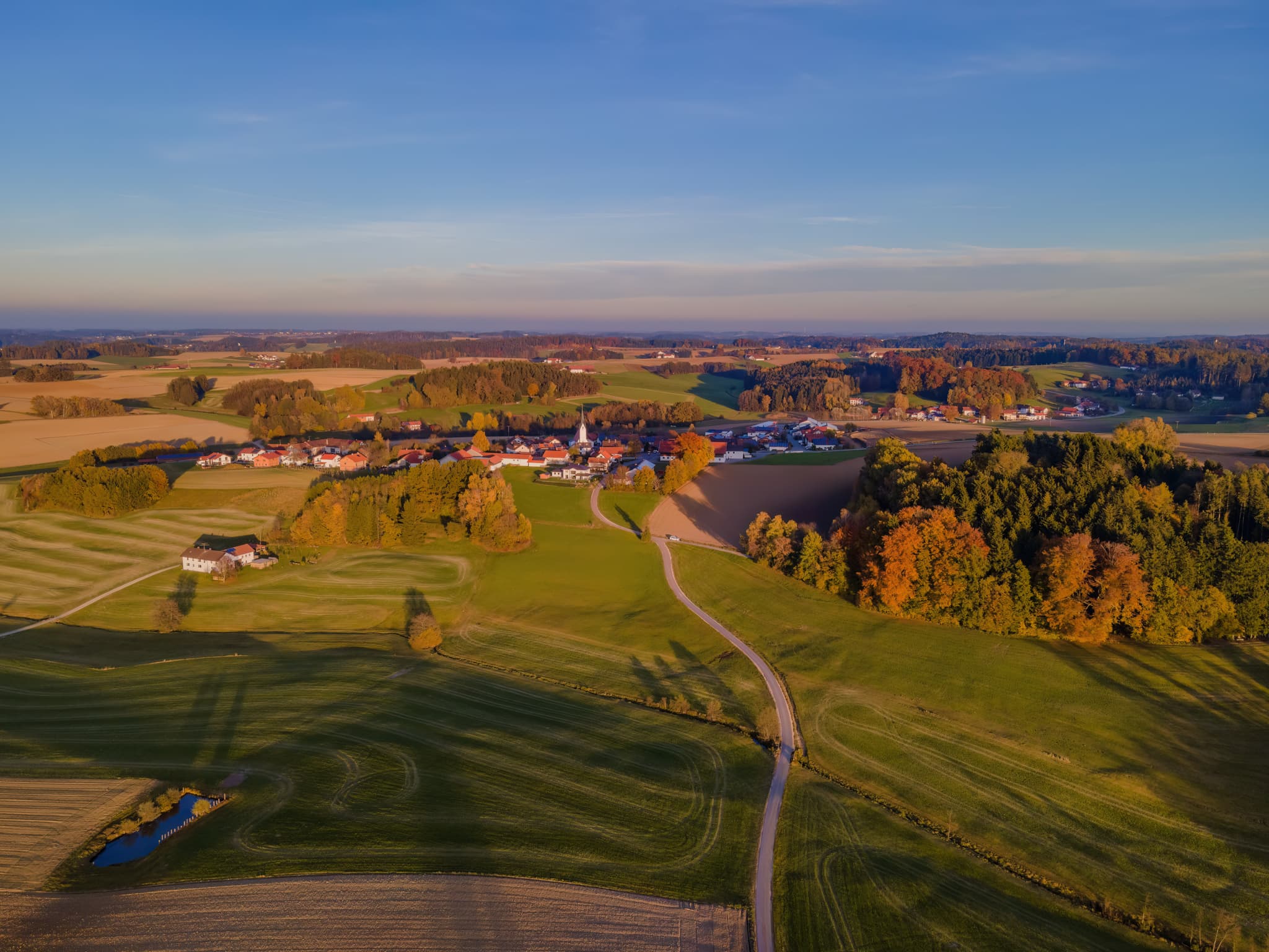 Luftaufnahme von Arbing, Gemeinde Reischach, Landkreis Altötting, Oberbayern. Landschaft der Region Inn-Salzach, Deutschland, mit Feldern und Wäldern im Herbst.