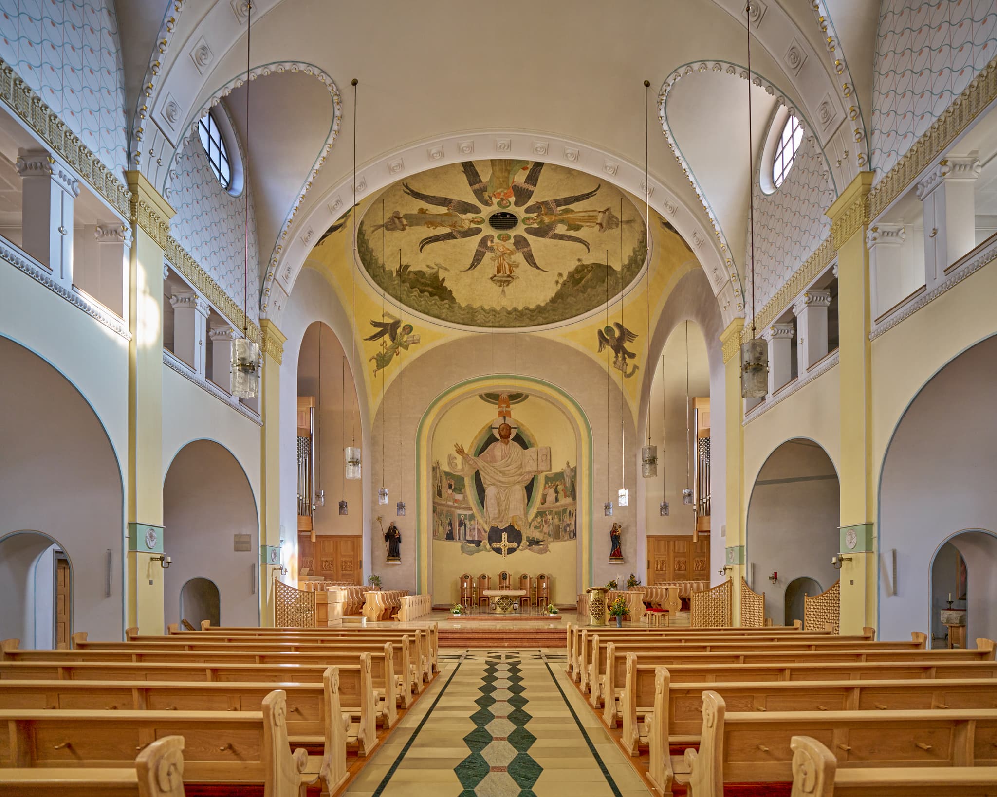 Abtei Kloster Schweiklberg bei Vislhofen, Landkreis Passau, Niederbayern, Deutschland. Kirchenschiff, Altar, Deckengemälde. Kirche im Bayerischen Wald.