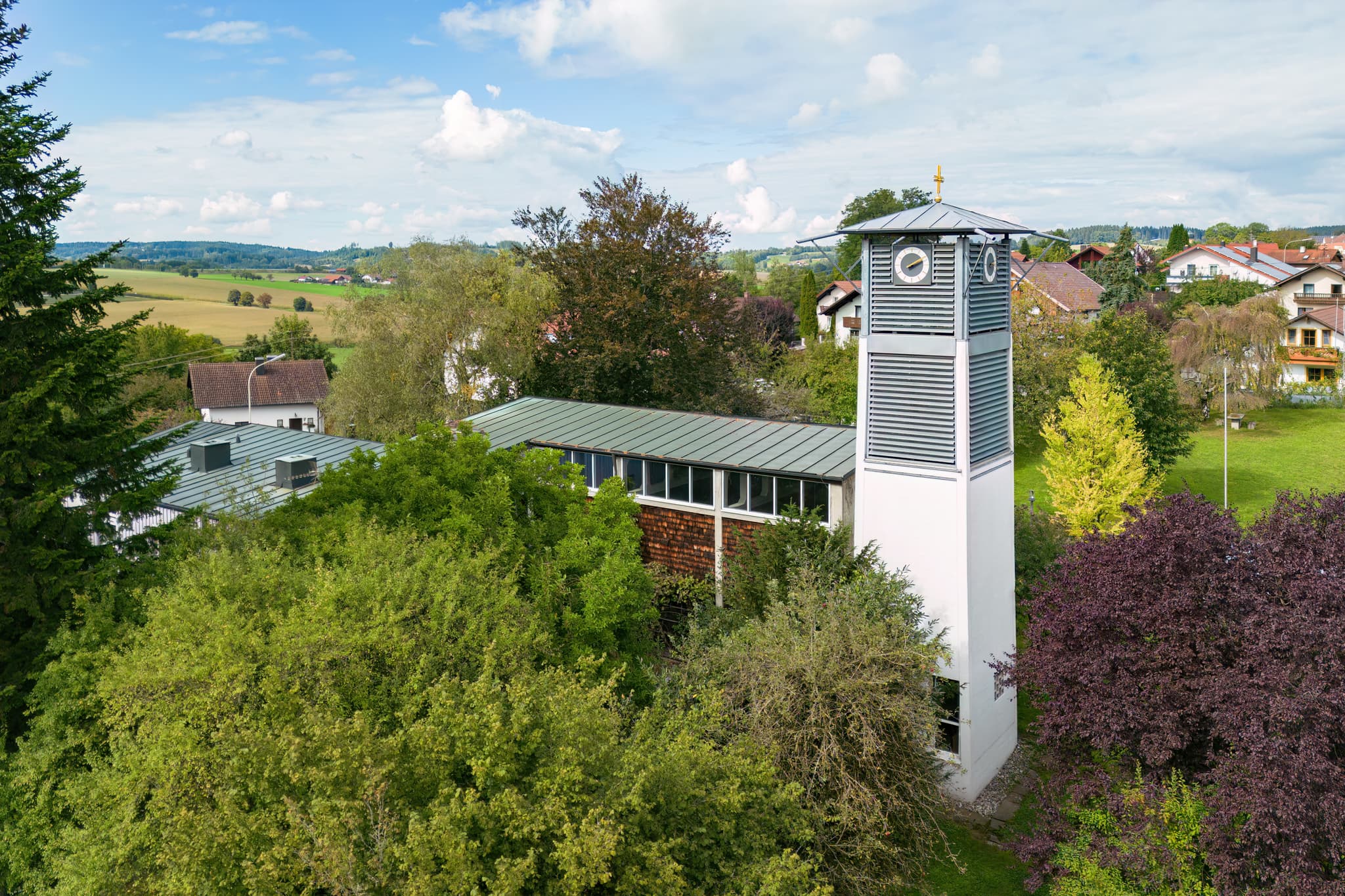 Luftbild der Evangelisch-Lutherischen Kirchengemeinde St. Johannes in Bad Griesbach im Landkreis Passau, Niederbayern.