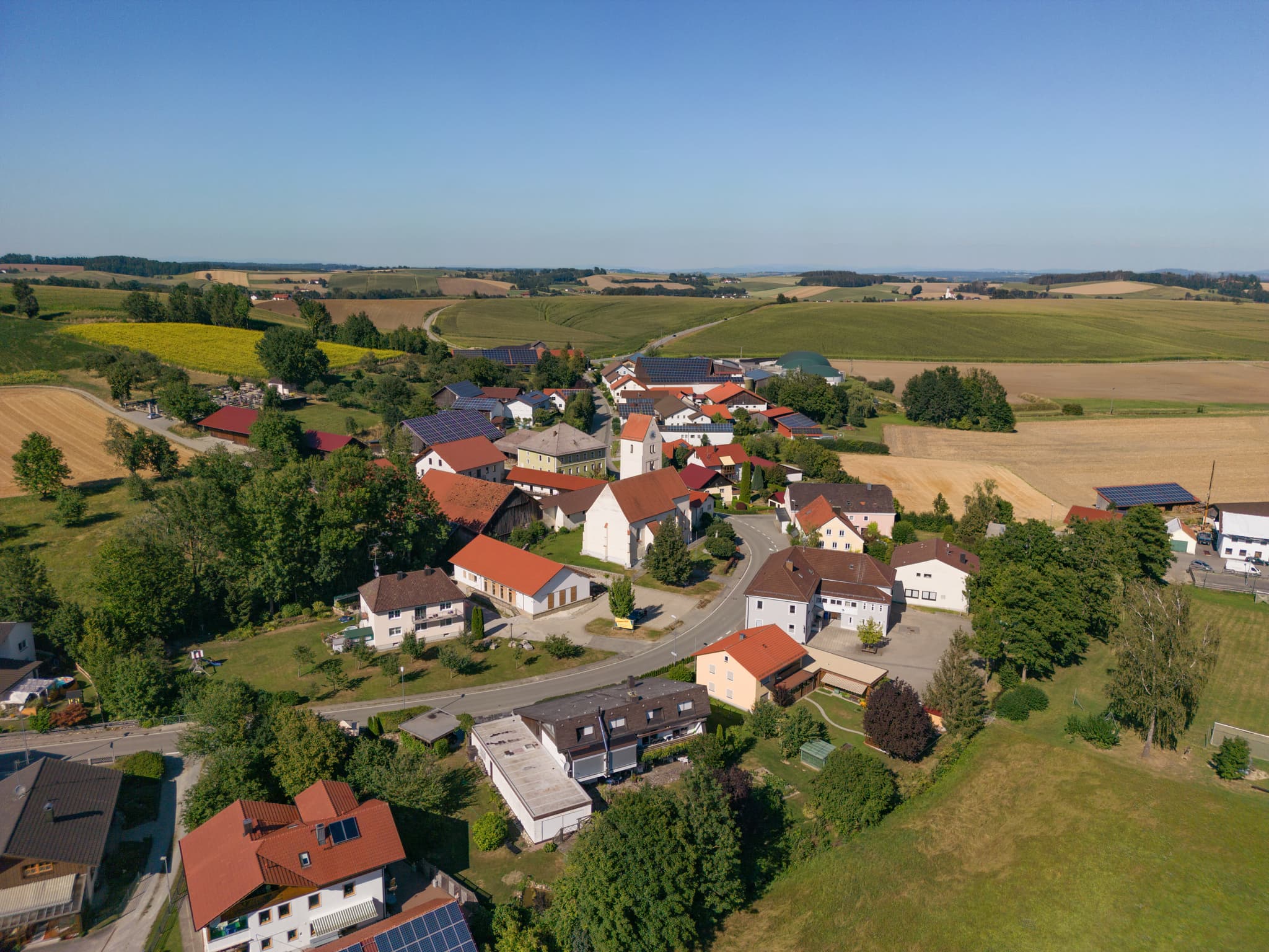 Luftbild des Orts Reutern, Bad Griesbach im Rottal, Landkreis Passau, Niederbayern, Deutschland. Zeigt eine ländliche Siedlung inmitten von Feldern und Hügeln.