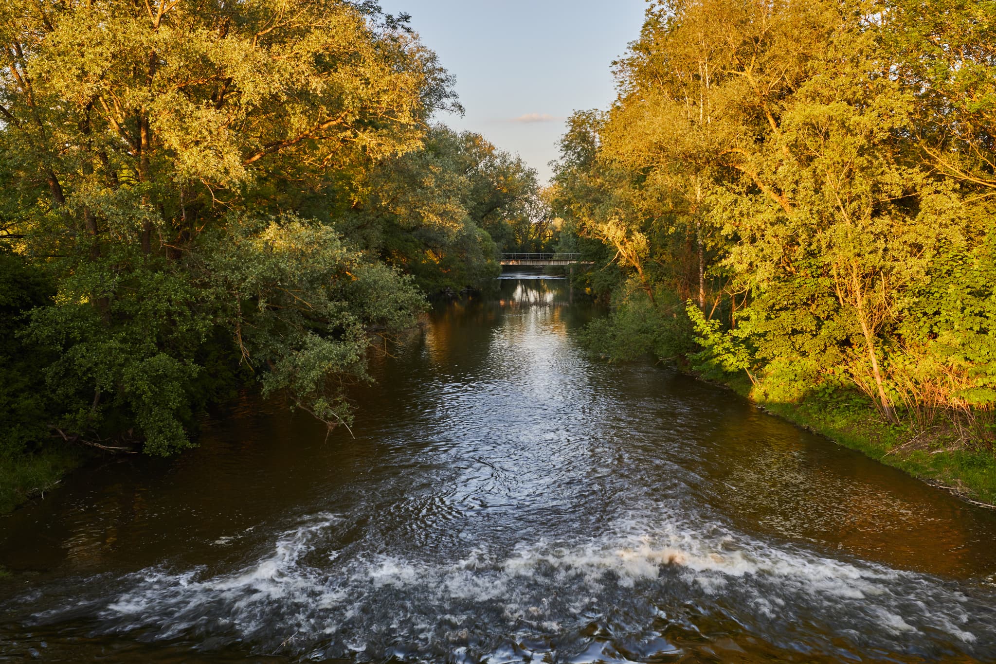 Die Isen Brücke in Erharting, Landkreis Mühldorf am Inn, Oberbayern, in der Region Inn-Salzach, Deutschland. Ein idyllisches Flussmotiv.