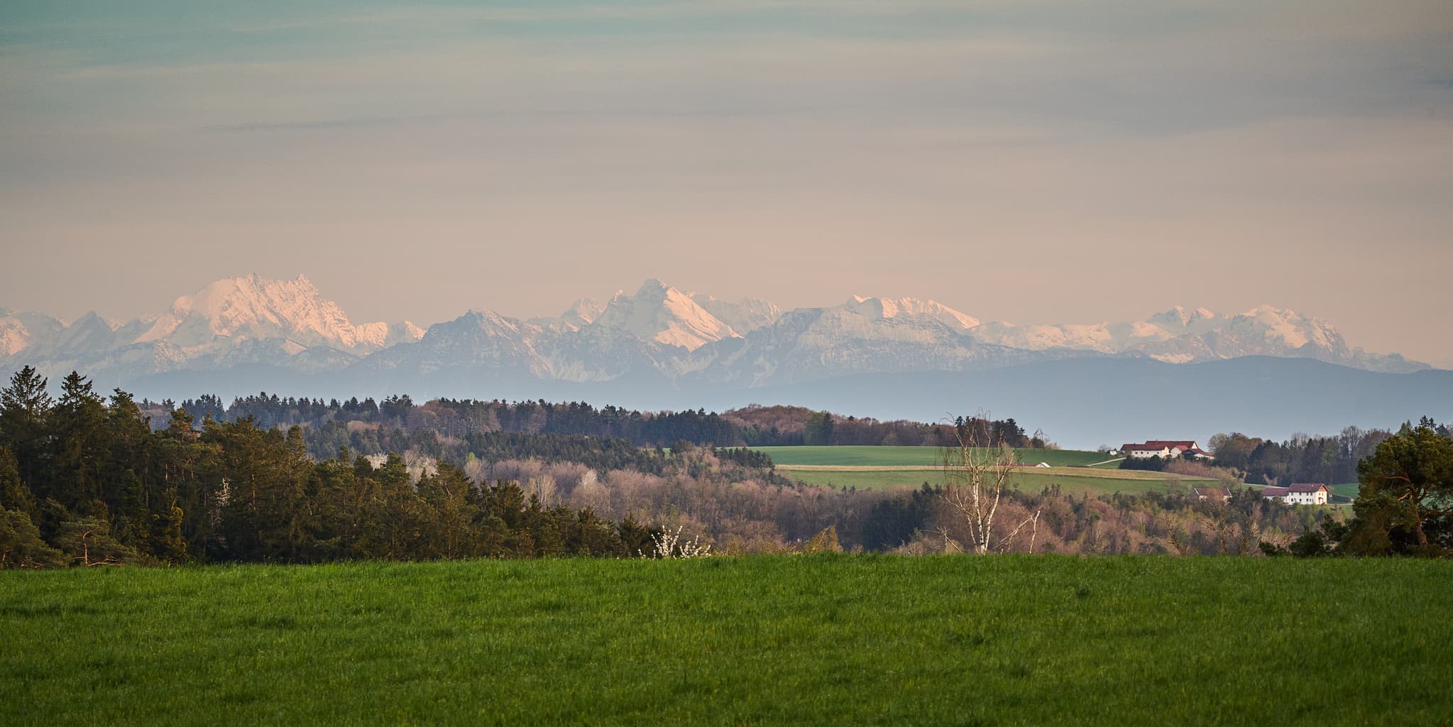 Landschaftsblick von Waldberg, Reischach, Landkreis Altötting. Typische Szenerie Inn-Salzach, Oberbayern, Deutschland, mit Wiesen, Wäldern und Alpenpanorama.