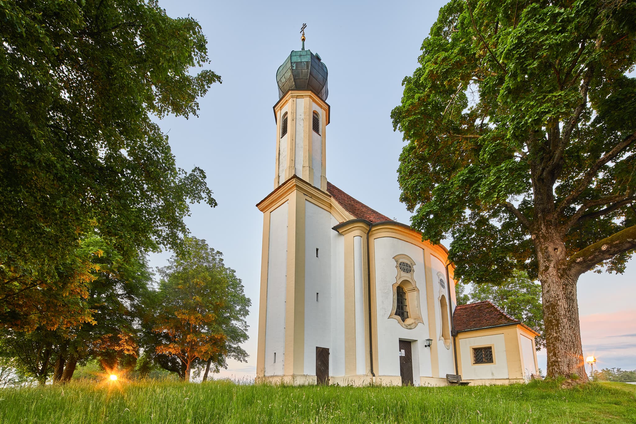 Wallfahrtskirche Maria Schnee in Kirchbrunn, Heldenstein, Mühldorf am Inn, Oberbayern, Inn-Salzach, Deutschland. Ansicht der Kirche zur Dämmerung.