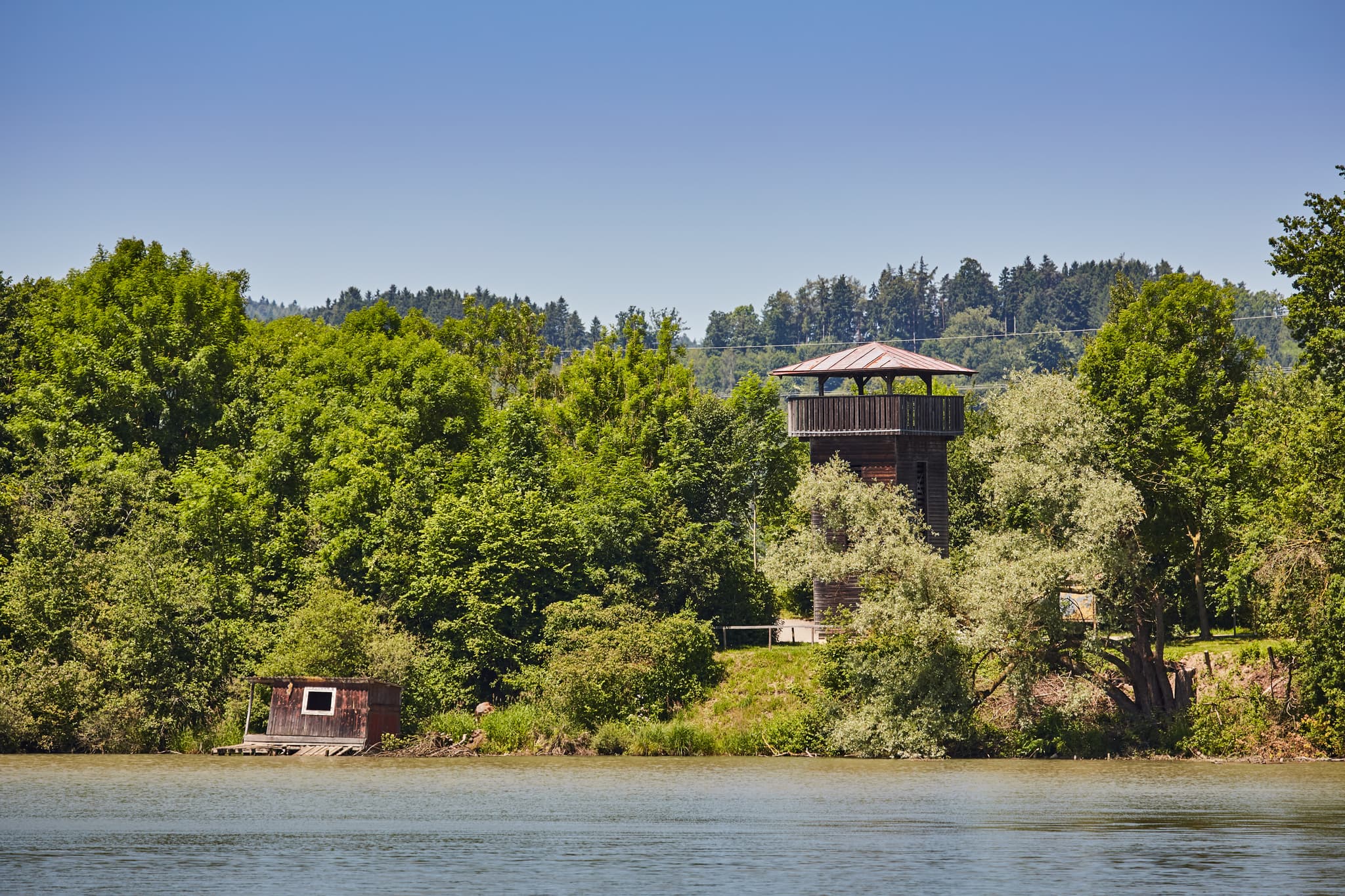 Der Aussichtsturm Vogelturm in Ering am Inn, Landkreis Rottal-Inn, Niederbayern, Deutschland, zeigt die idyllische Landschaft der Region Bäderdrieck am Inn.