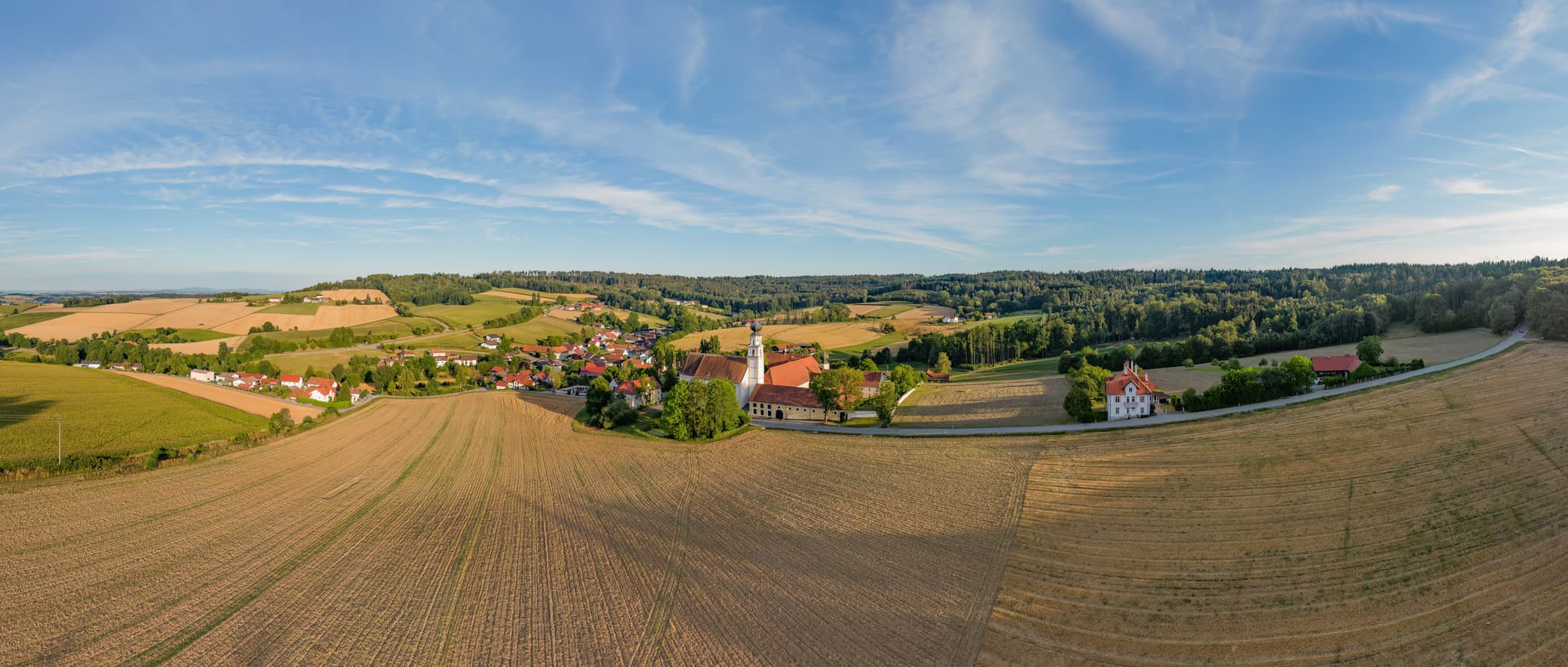 Landschaft mit Kirche Hl. Dreifaltigkeit bei Bad Griesbach im Landkreis Passau, Niederbayern, Region Donau-Wald, Deutschland.