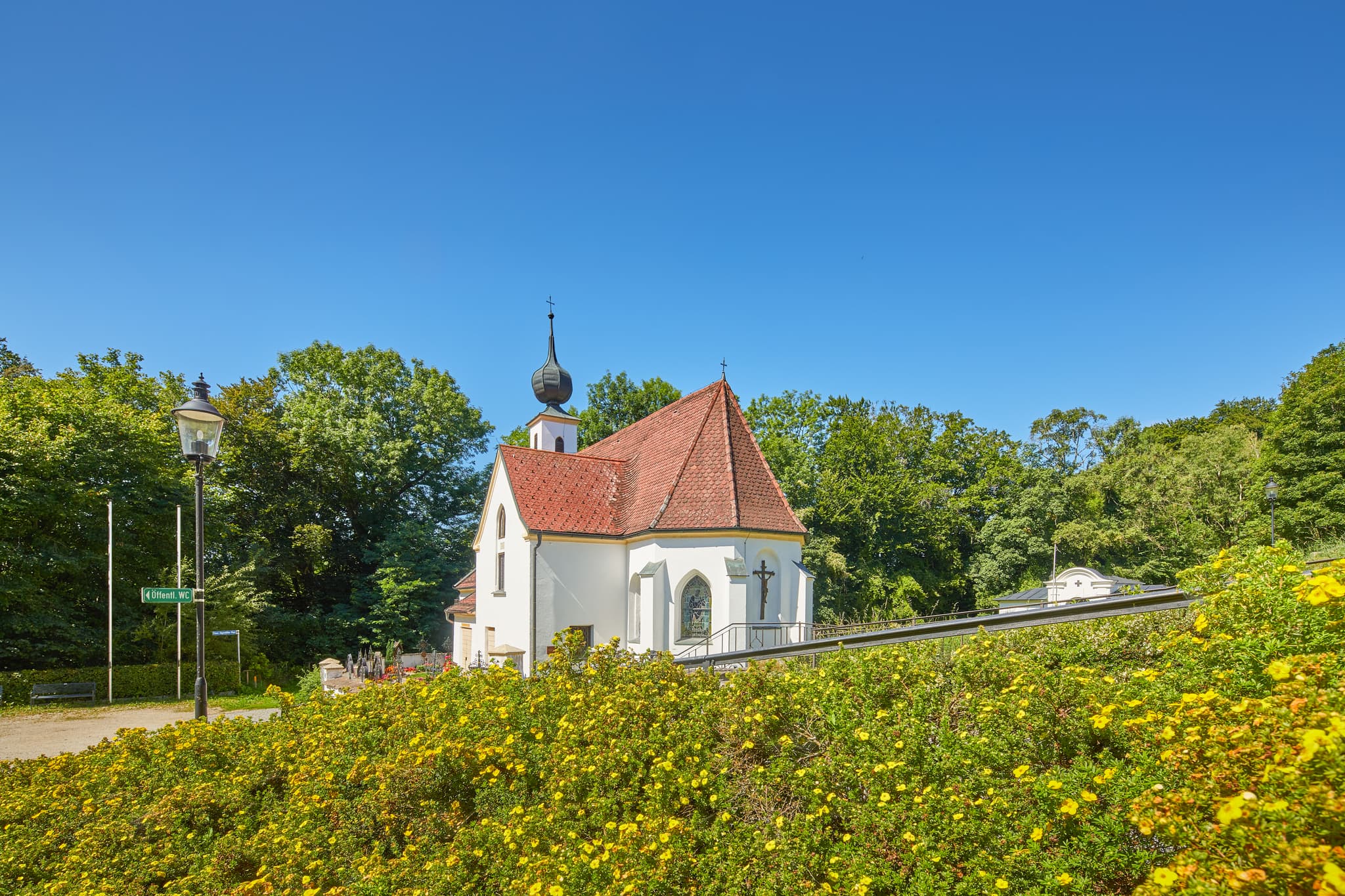 Pfarrkirche Radegundis in Hadermarkt, St. Radegund, Braunau am Inn, Oberösterreich, Innviertel, Österreich. Kirchengebäude in grüner Landschaft.