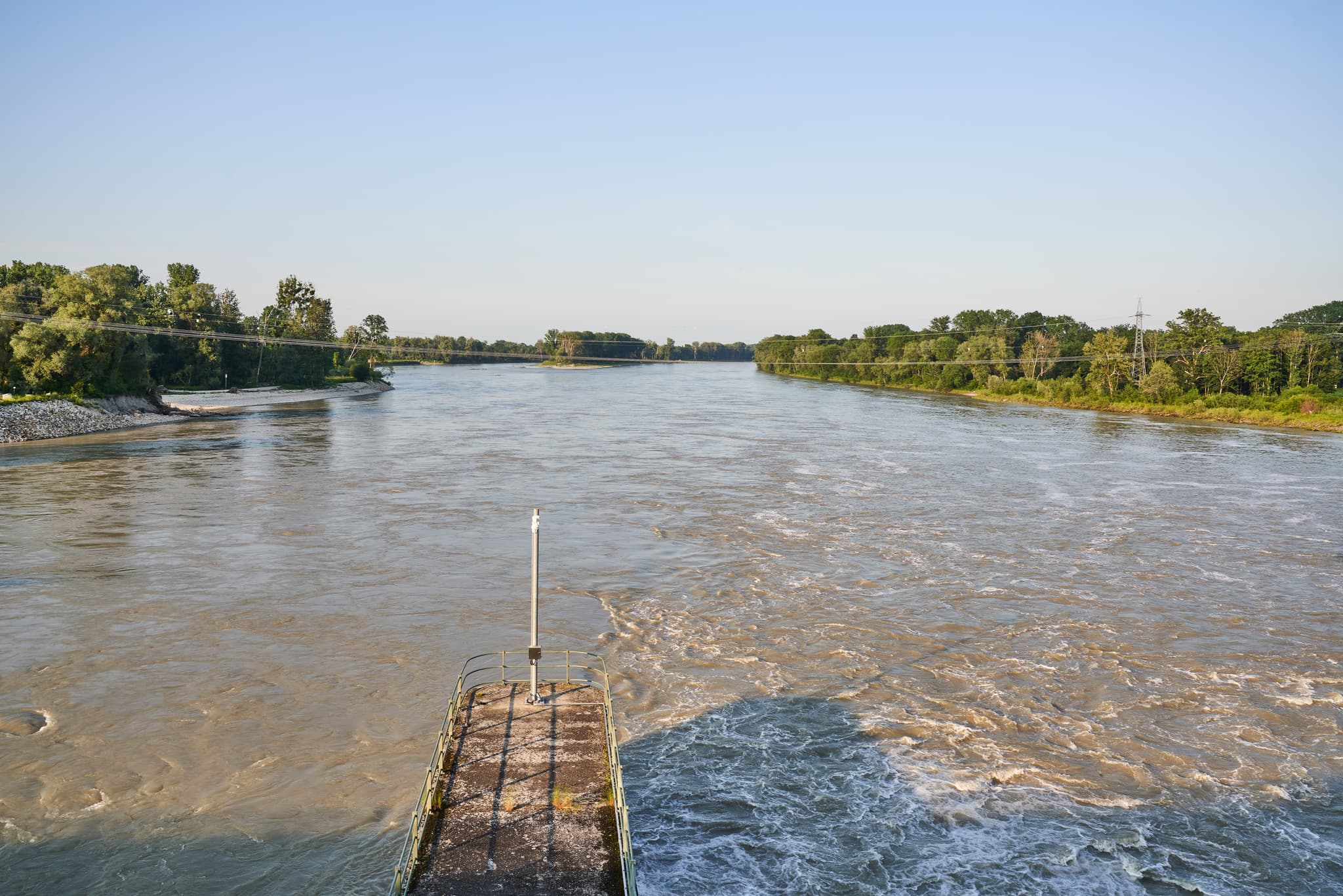 Ausblick vom Verbund Innkraftwerk Ering-Frauenstein am Inn in Ering, Landkreis Rottal-Inn, Niederbayern. Beeindruckende Flusslandschaft, Deutschland.