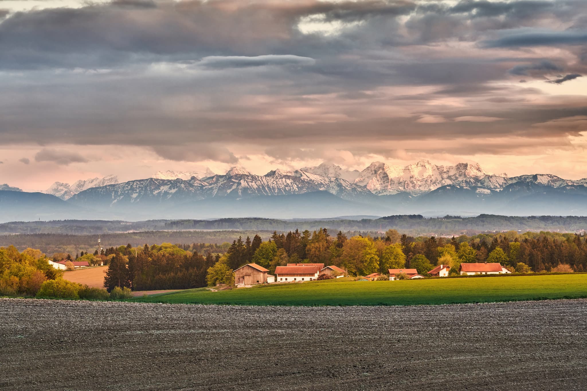 Weitblick von Hoheneck in Reischach, Altötting, Oberbayern, Inn-Salzach, Deutschland. Landschaft mit Feldern, Höfen und beeindruckendem Alpenpanorama.