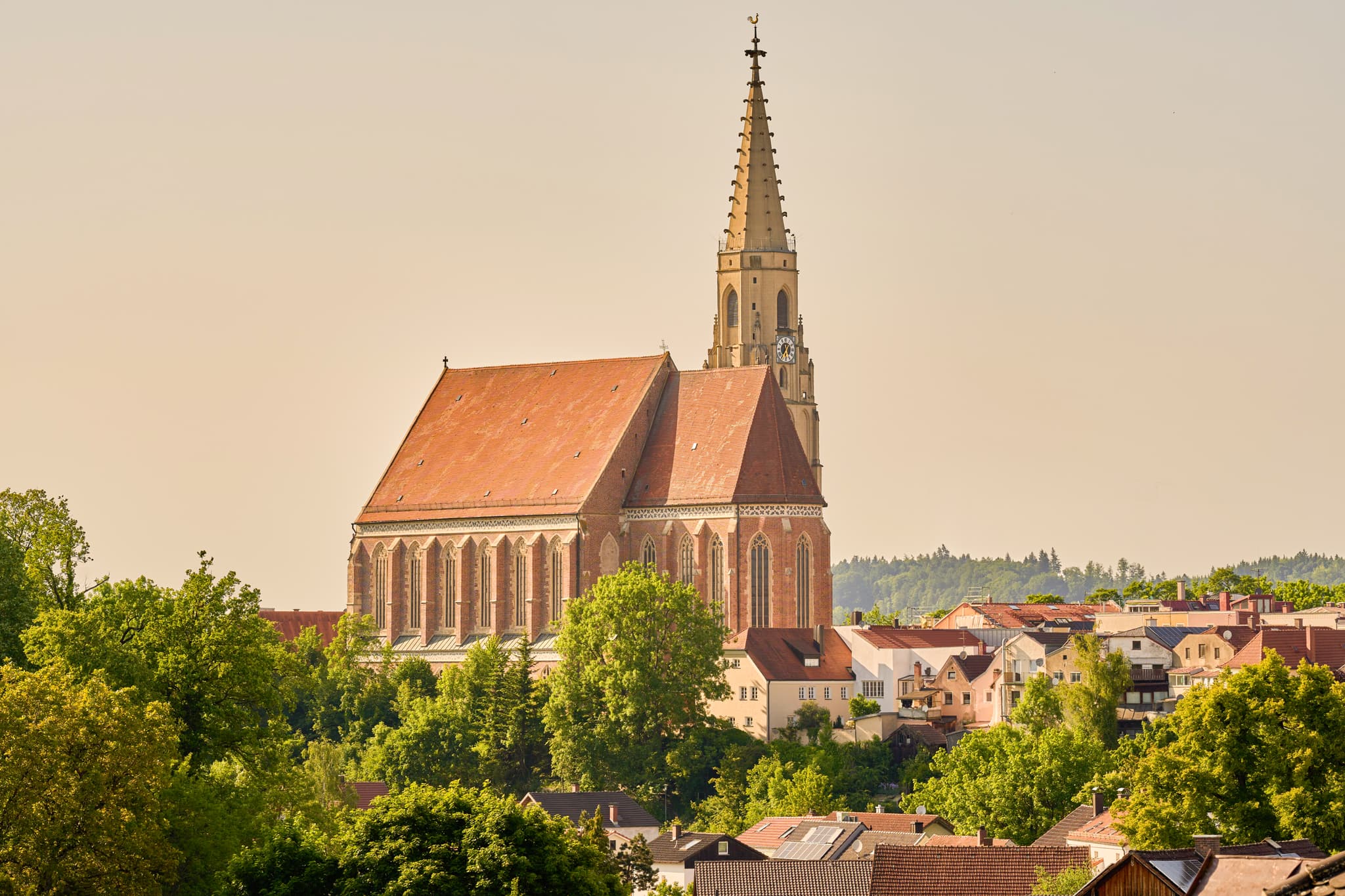 Die Stadtpfarrkirche St. Nikolaus in Neuötting, Landkreis Altötting, Oberbayern, Der gotische „Dom des Inntals“ mit seinem roten Dach prägt das Stadtbild.