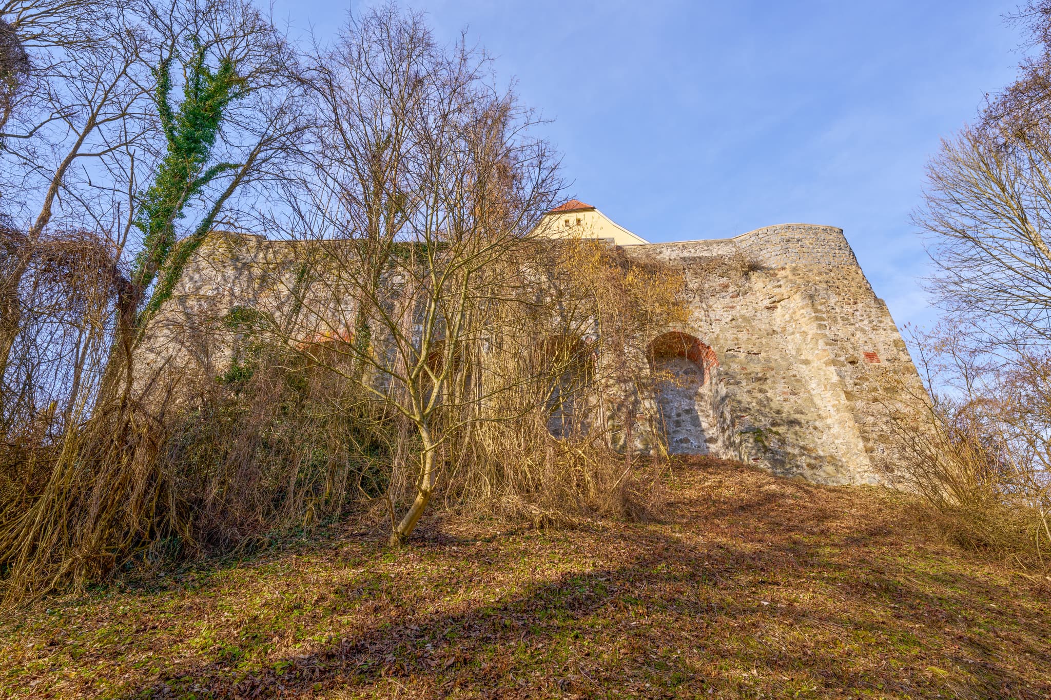 Schloss Neuburg erhebt sich auf einem Hügel in Neuburg am Inn, Landkreis Passau, Niederbayern, Deutschland. Ein markantes Bauwerk in der Region Donau-Wald.