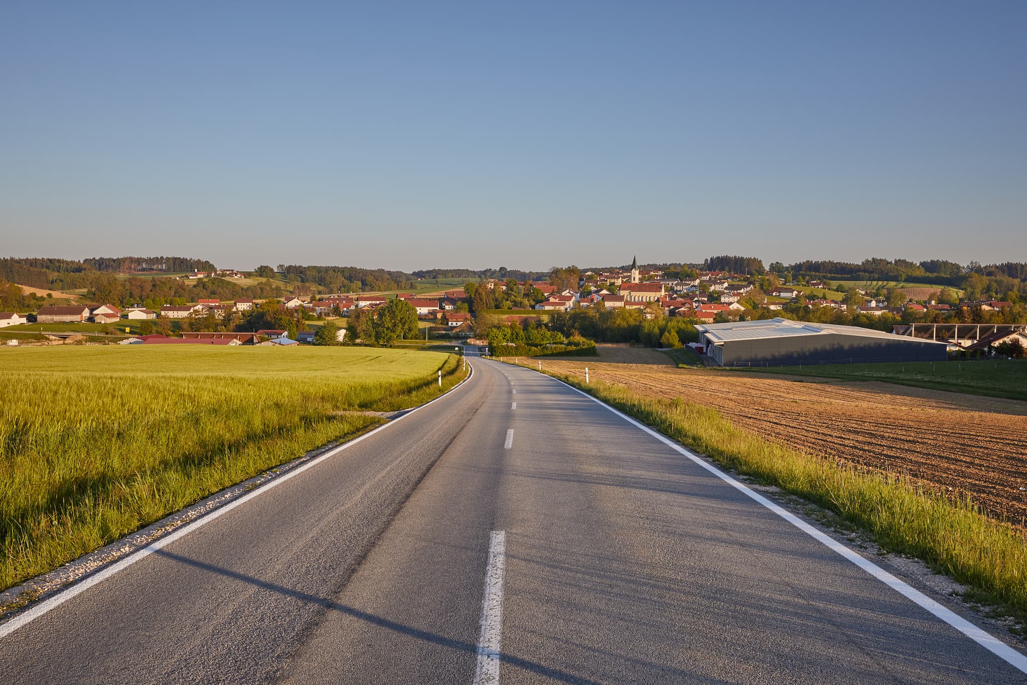 Panoramablick auf Mitterskirchen im Landkreis Rottal-Inn, Niederbayern, Deutschland. Herrliche Landschaft mit Feldern und Straße, PAN46