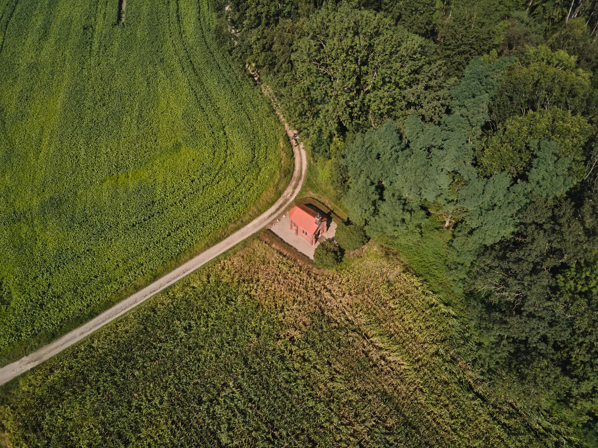 Luftaufnahme der Isenkapelle bei Lindloh, Winhöring, Landkreis Altötting, Oberbayern. Die Kapelle liegt in der ländlichen Region Inn-Salzach, Deutschland.
