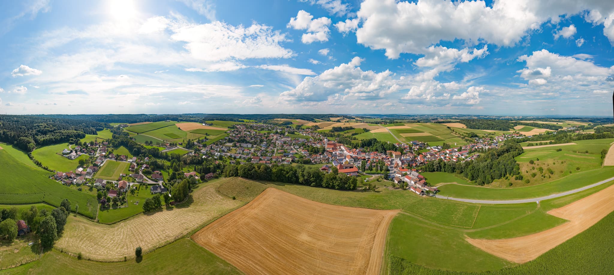 Beeindruckendes Luftbild der Gemeinde Kößlarn im Landkreis Passau, Niederbayern. Das malerische Dorf liegt inmitten der grünen Landschaft des Bäderdreiecks.