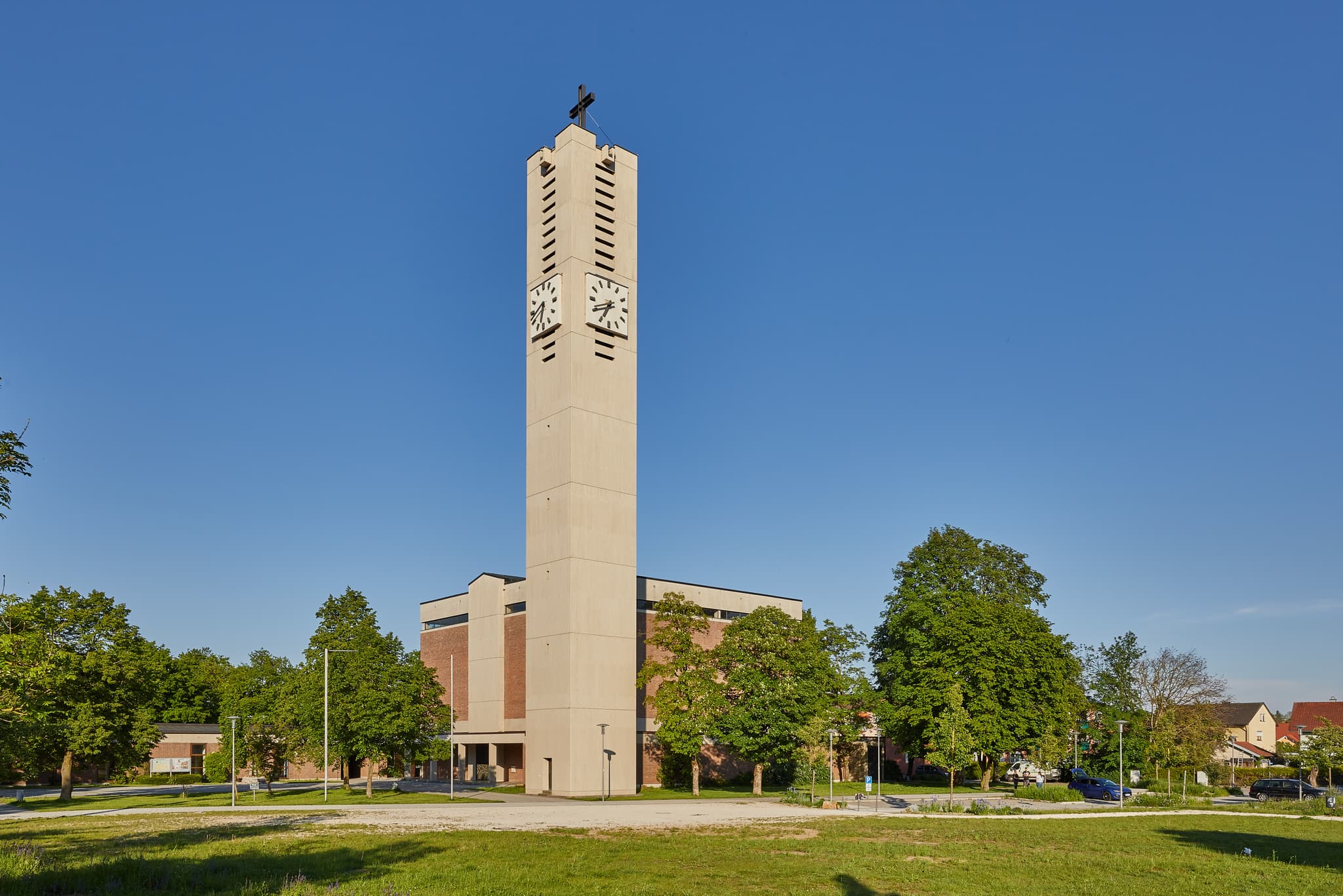 Pfarrkirche Heilig Geist in Emmerting, Altötting, Oberbayern, Deutschland. Kirchengebäude mit hohem Turm auf Grünflächen. Ortsbild der Region Inn-Salzach.