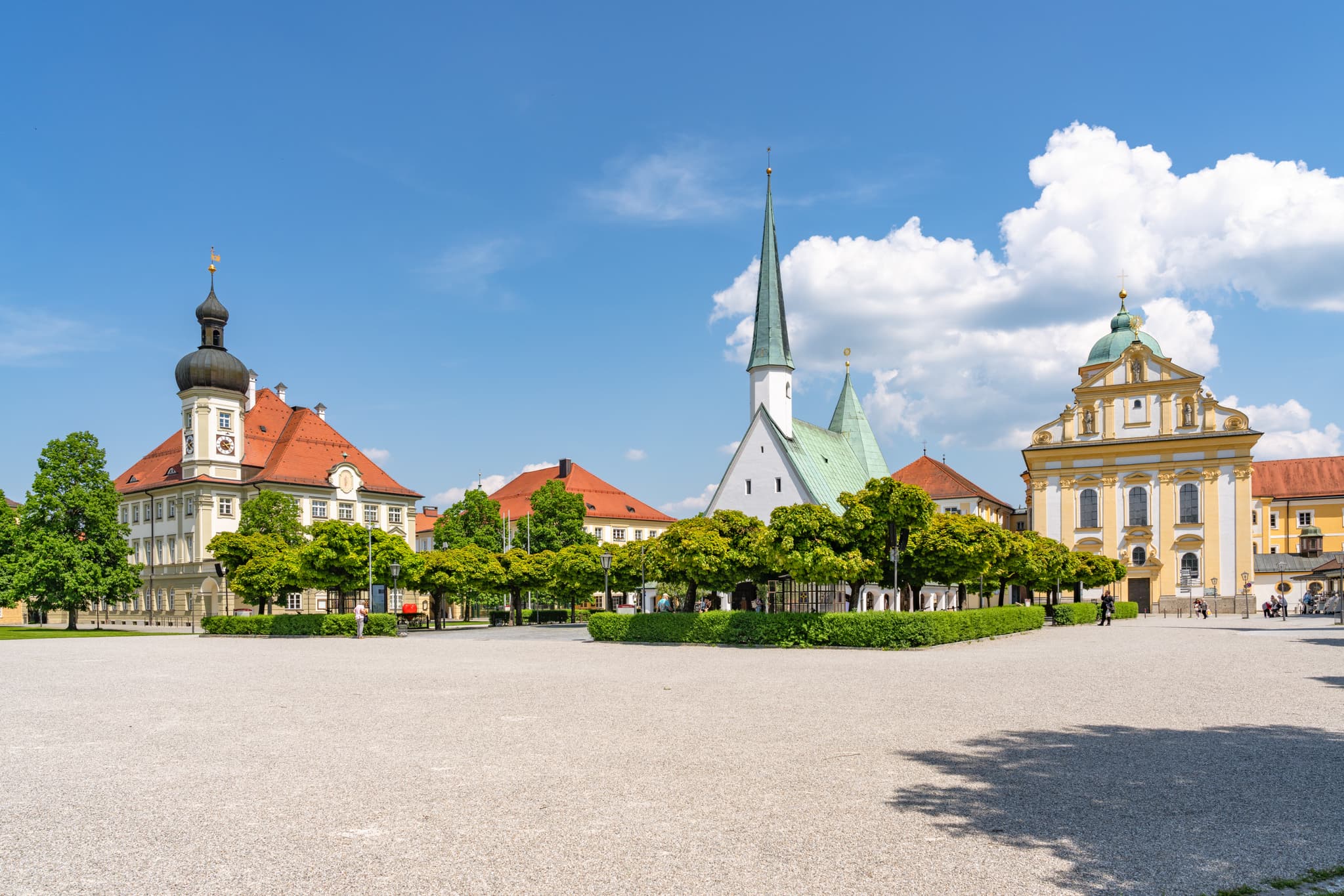Der weitläufige Kapellplatz in Altötting, Landkreis Altötting, Oberbayern, Deutschland, Region Inn-Salzach. Ein historischer Platz mit Kirche und Gebäuden.